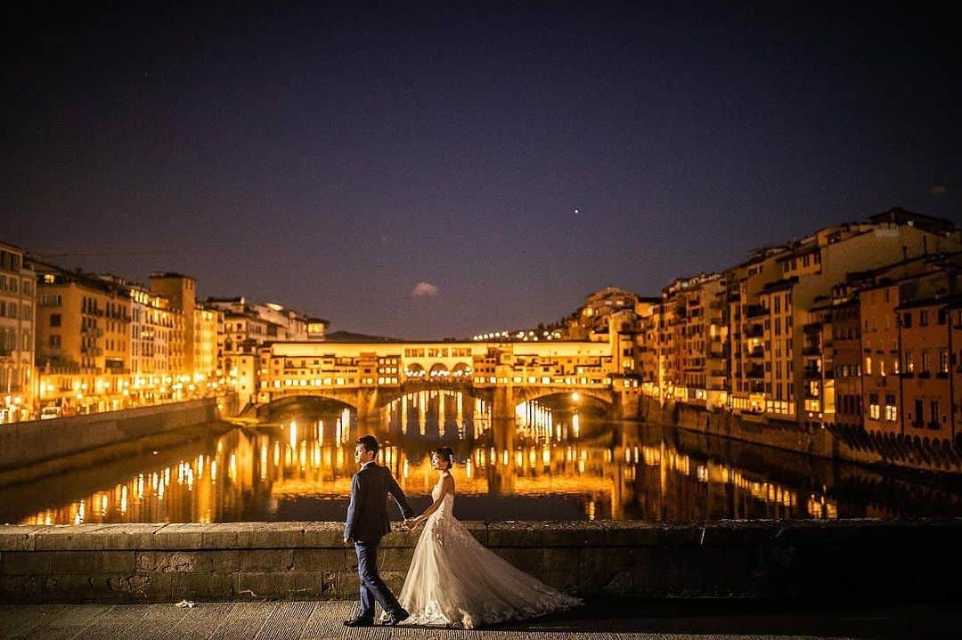 ラヴィ•ファクトリーさんのインスタグラム写真 - (ラヴィ•ファクトリーInstagram)「. 【写真で叶える結婚式】 . アルノ川にかかるフィレンツェ最古の橋🌉  夜のイタリアはロマンチックで 幻想的な雰囲気に🕯️  . —————— ラヴィファクトリー: @world_location_photowedding AREA:Italy —————— @laviefactoryをフォローして #laviefactory #ラヴィファクトリー のハッシュタグをつけて お写真を投稿してみてくださいね✳︎ . こちらの公式IG（@laviefactory） で取り上げさせていただきます✨ . 思わず笑顔になれるハートのある 「家族写真」はラヴィクルール* >>>@laviecouleur_official . #wedding #weddingphotography #photo  #ハートのある写真 #instawedding #結婚写真 #ウェディング #ウェディングフォト #撮影指示書 #ロケーションフォト #前撮り#写真好きな人と繋がりたい #フォトウェディング #卒花 #後撮り #ウェディングニュース #前撮り小物 #前撮りフォト #前撮りアイテム #ウェディング撮影 #撮影構図 #前撮りアイディア #撮影指示書 #花嫁コーディネート #花嫁コーデ #洋装ロケフォト #ハネムーン #海外フォト」7月11日 18時09分 - laviefactory