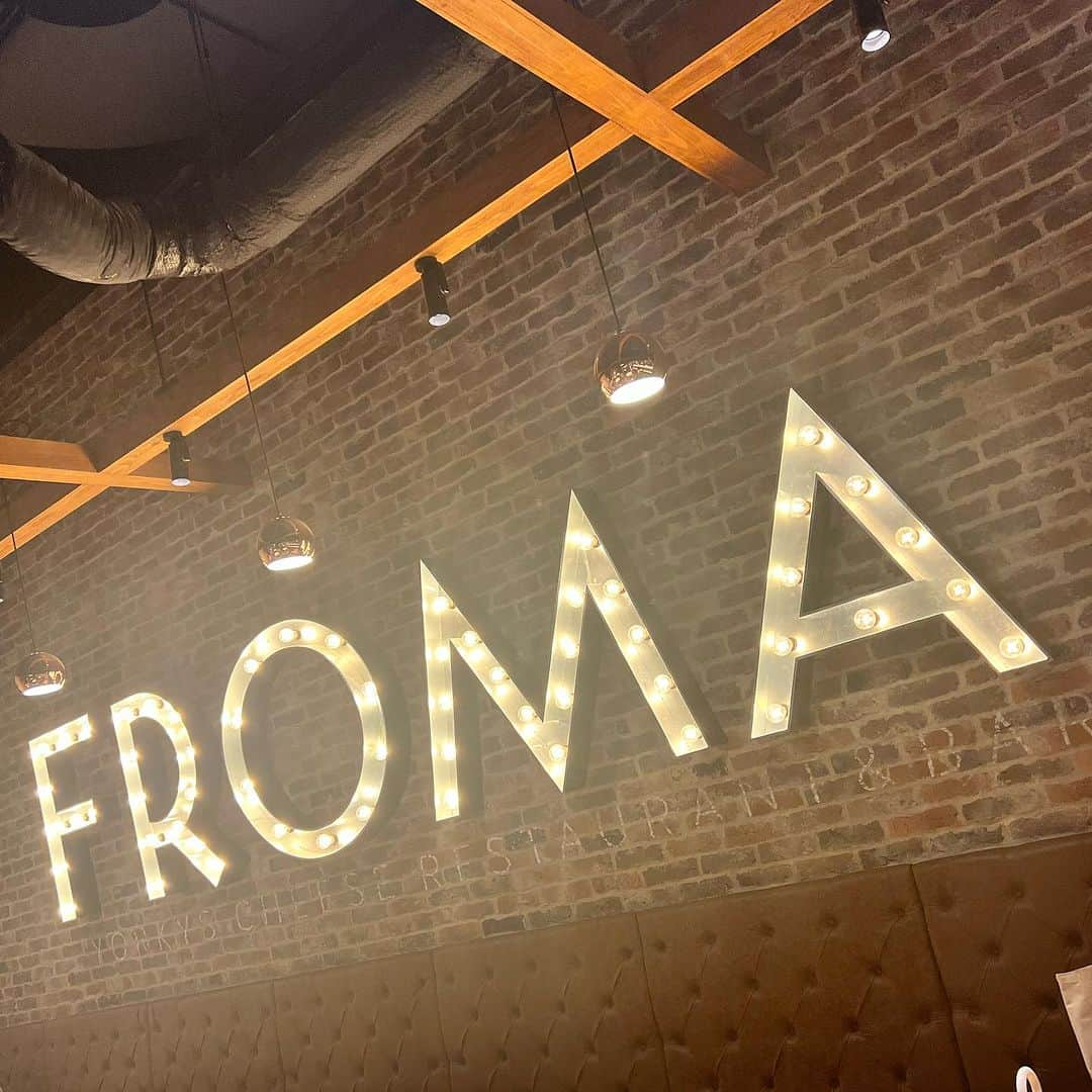 中島彩さんのインスタグラム写真 - (中島彩Instagram)「チーズ好き2人で…🧀 @froma_yorkys_cheese_restaurant であかねちゃんとランチ🍽️ チーズブッフェなる魅力的なメニューがあって😍 シンプルなチーズから、クセのあるもの、デザート系まで…💕 チーズ堪能🤤💕 雨の日だったのですが、濡れずに行ける立地も便利だし、広々していて居心地も良かった🫶🏻 穴場見つけた😍  #チーズブッフェ  #fromayorkyscheeserestaurant  #神戸国際会館 #三ノ宮ランチ  #三ノ宮カフェ  #チーズ好き」7月11日 18時09分 - aya.n.aya