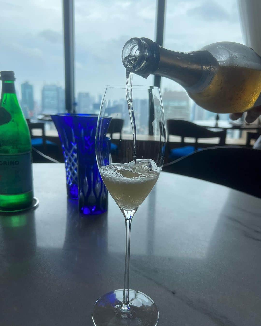 雨宮みずきさんのインスタグラム写真 - (雨宮みずきInstagram)「@toranomonedition 💙  よくいくThe Blue Roomでlunch👭💙  #toranomonedition #editionhotels  #theblueroom #虎ノ門エディション」7月11日 18時18分 - ammymzk0926