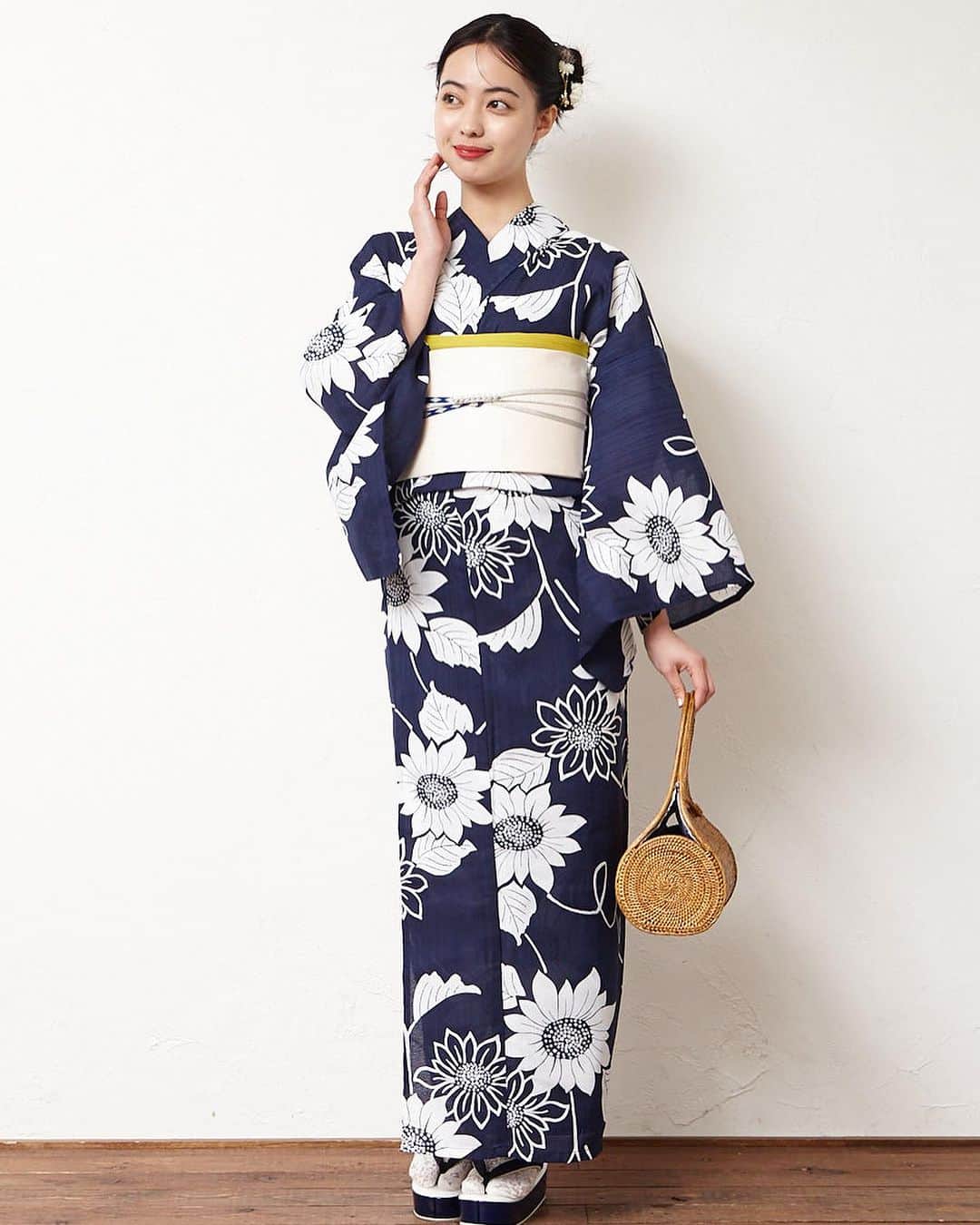 ふりふさんのインスタグラム写真 - (ふりふInstagram)「. ふりふ新作浴衣  ▶️ 浴衣単品「 NaturalFurifu ひまわり 」  太陽を浴び、元気いっぱいに咲き誇るひまわりを 紺と白ですっきりと染め上げました。 ツルをくるくると表現することで、 恰好よすぎずに女性らしい着こなしが叶います。  #furifu #ふりふ  #浴衣 #japanstyle #souvenir  #浴衣女子 #浴衣コーデ #着物女子 #浴衣ヘア #夏祭りコーデ #花火大会 #浴衣デート  #すぐに変われる魔法がある」7月11日 18時22分 - furifufurifu