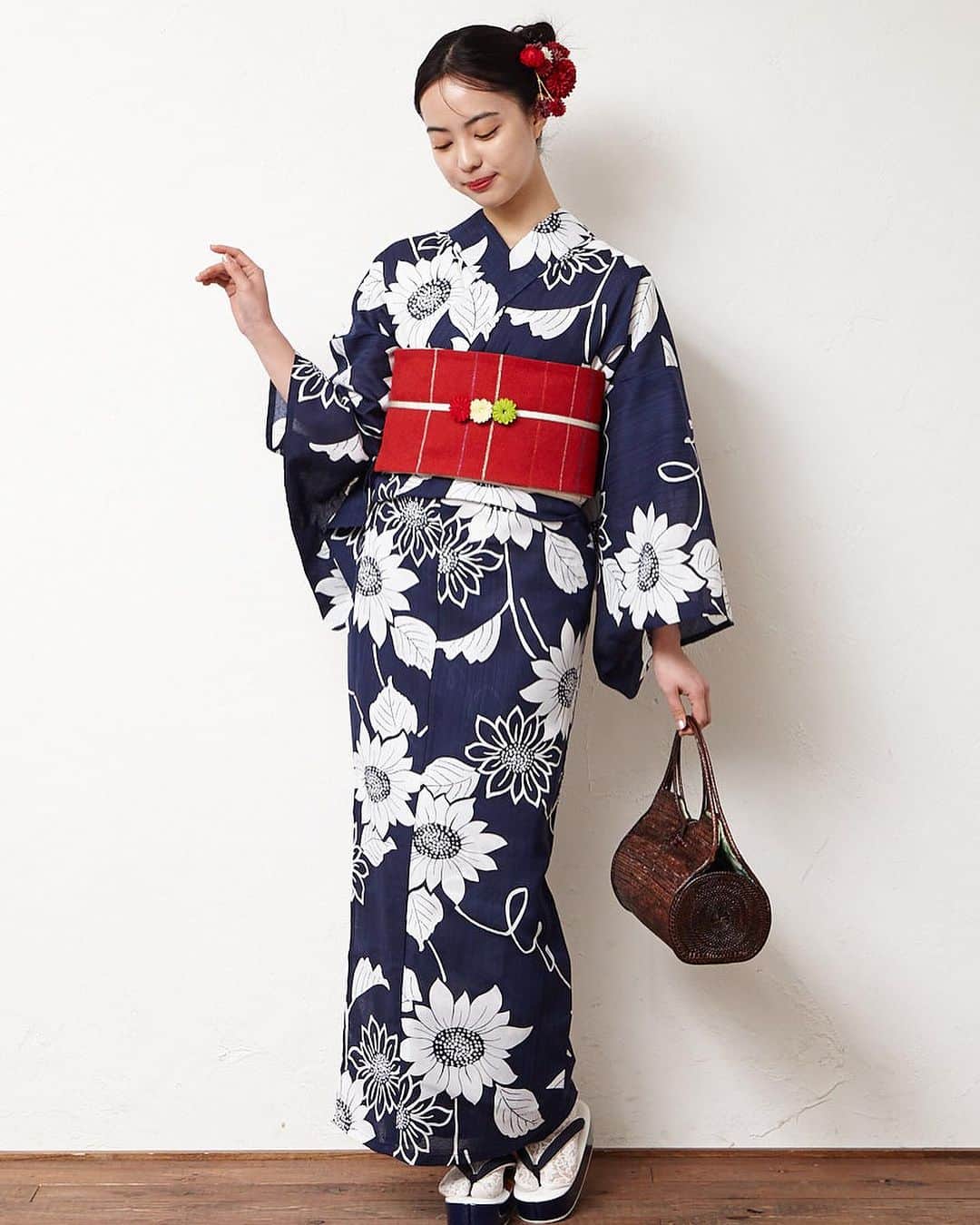 ふりふさんのインスタグラム写真 - (ふりふInstagram)「. ふりふ新作浴衣  ▶️ 浴衣単品「 NaturalFurifu ひまわり 」  太陽を浴び、元気いっぱいに咲き誇るひまわりを 紺と白ですっきりと染め上げました。 ツルをくるくると表現することで、 恰好よすぎずに女性らしい着こなしが叶います。  #furifu #ふりふ  #浴衣 #japanstyle #souvenir  #浴衣女子 #浴衣コーデ #着物女子 #浴衣ヘア #夏祭りコーデ #花火大会 #浴衣デート  #すぐに変われる魔法がある」7月11日 18時22分 - furifufurifu