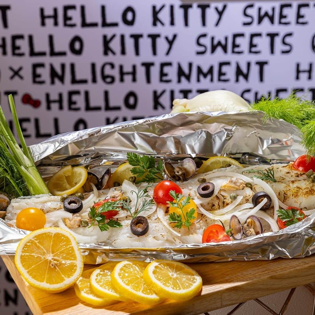 ヒルトン東京さんのインスタグラム写真 - (ヒルトン東京Instagram)「【インターナショナルディナービュッフェ🍴】  エキゾチックなスパイスを利かせた各種料理が揃うインターナショナルディナービュッフェはいかがでしょうか✨  ライブステーションでは「フレッシュ ワカモレ」や「ローストビーフ」をシェフがその場で出来立てをご用意。その他「イカ墨と夏野菜のクスクスサラダ」などバラエティに富んだ50種類ものお料理をお楽しみいただけます。  レモンとコーヒーのティラミスや、ルビーグレープフルーツのタルトなど、初夏にふさわしい爽やかなスイーツもお忘れなく🍰  【マーブルラウンジ　お子様特別オファー】 大人1名様につき、お子様1名様無料 お子様ソフトドリンク1杯プレゼント🍹  【Summer Sale開催中】 場所：ヒルトン東京 1階　マーブルラウンジ 営業時間： 月～日・祝日18:00～21:30　各部2時間制  #ヒルトン #ヒルトン東京 #hilton #hiltontokyo #ホテル #hotel #ディナー #Dinner #スイーツビュッフェ　#marblelounge #ホテルビュッフェ #新宿ビュッフェ #新宿ディナー #インターナショナル #エキゾチック #ローストビーフ #サラダ #夏野菜 #デザート #レモン #コーヒー #タルト #夏」7月11日 18時24分 - hiltontokyo