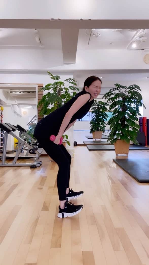 松島花のインスタグラム：「Workout💪🏻夏は二の腕☀️ ということで、今日も二の腕をひたすら いじめて限界を迎えたのでした💦 最後の顔、全部同じ🤣 : Y字みたいな映えトレもいいけど、笑 やっぱりこういう基礎トレは大切👍🏻 #花トレ #トレーニング  #ワークアウト #ジム  #gym #workout」