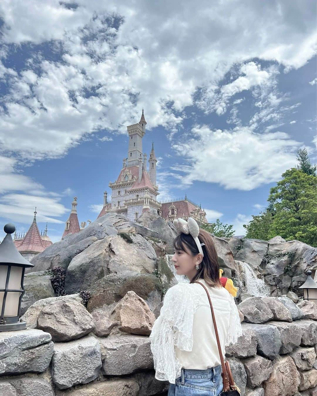 関有美子のインスタグラム：「#ゆみこーで  ぷーがずっと肩に乗っててくれました🧸  #tokyodisneyland」