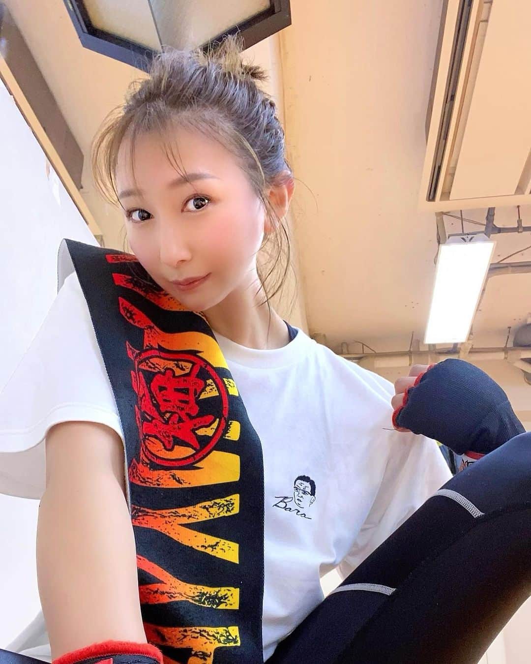 青木まりなのインスタグラム：「🔥🔥🔥  今日のキックの練習は “Bara”Tシャツ ✖️ YAVAYだろタオル で気合い入れて行ったよ🥊🔥  今日暑くて無理かも〜って思ったけど やっぱり身体動かすの楽しい✨  久しぶりにマスもしたけど楽しい！ もっと練習したくなった！ 　　 　 　　 　 　 　 　 　 　 　 　 　 　 　 　 　 　 　 　 　 　 　 　 　 　 　  . . .       #RIZIN #RIZINガール #RIZINガール2022 #ラウンドガール #ringgirl #キックボクシング #kickboxing #キックボクシング女子 #筋トレ女子 #筋トレ #トレーニング #ダイエット #training #diet #グラビア #グラビアアイドル #グラドル #ビジョビ #bijobi #gravure #guravureidol #偶像 #性感 #清秀 #性感」