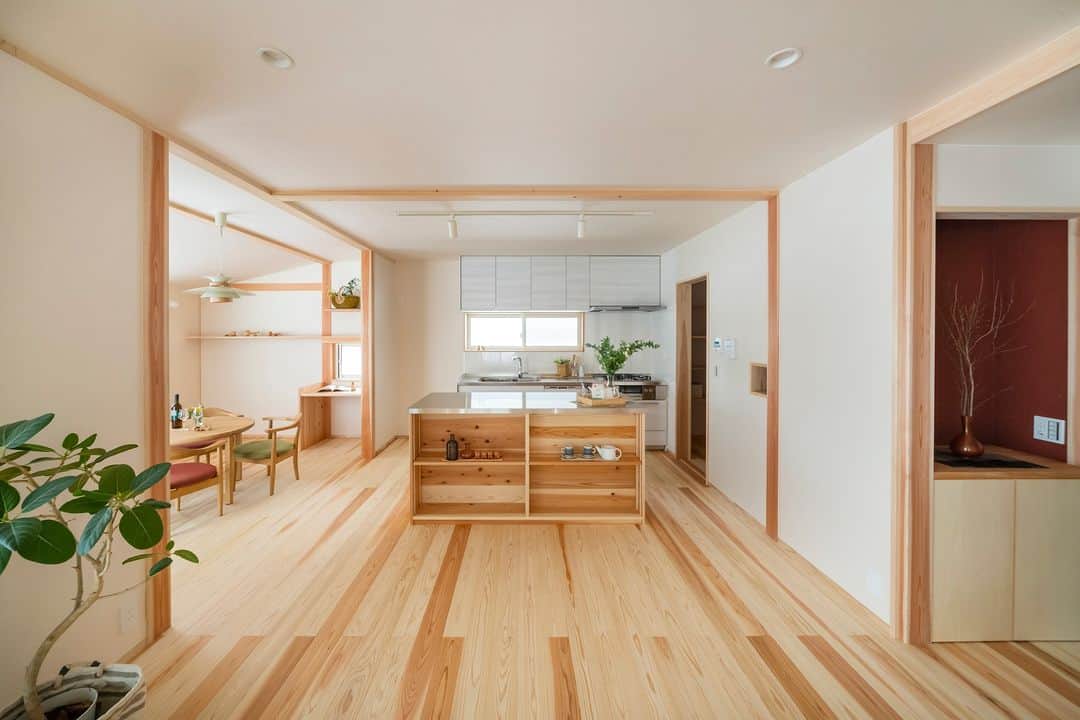 ミヤワキホームさんのインスタグラム写真 - (ミヤワキホームInstagram)「キッチンを中心に、リビング・ダイニングがL字の形でつながる空間です✨  家族で料理作りを楽しみたいとのことでこのような配置になりました🧑‍🍳  床：杉  壁：和紙  －－－－－－－－－－－－－－－－－－－－－－－ 他の施工事例はこちらから ➭➭➭ @miyawakihome #家づくり に役立つ情報を定期的に更新中 －－－－－－－－－－－－－－－－－－－－－－－  #キッチン #ダイニングルーム #ダイニングキッチン #リビングダイニング #L字の間取り #ダイニング収納 #ダイニングスペース #アイランドキッチン #造作棚 #家づくりアイディア #失敗しない家づくり #後悔しない家づくり #住まい #間取りの工夫 #自然素材の家 #無垢 #無垢材 #新築 #マイホーム #工務店がつくる家 #リフォーム #リノベーション #高岡工務店 #富山注文住宅 #高岡注文住宅 #高岡市 #木の家 #ミヤワキ建設 #ミヤワキホーム」7月11日 18時30分 - miyawakihome
