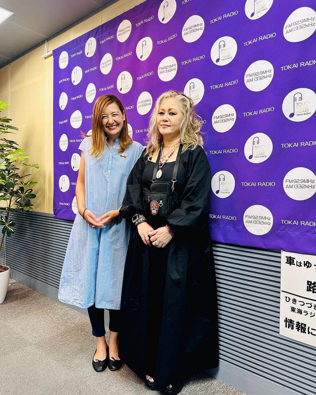 JILLのインスタグラム：「今日は名古屋キャンペーン💕 久々の東海ラジオ〜。  ■15:45～15:59 「bre:eze」(生)@東海ラジオ は終了。イレーネさんと。  ■16:00～16:30 「Saturday Flavor」(録)@東海ラジオの市野瀬瞳さんはPERSONZと一緒のお年。  ■18:30～19:00 「FROM STUDIO ONE」コメント録り@FM愛知※7/19OA を終えて。  ■19:00～19:30 「ENENING STREET」(生)@FM愛知  これから生出演でーす。  トイレにあるレトロな📻ラジオが可愛くて思わずパチリ👍  7月22日-仙台rensaホール 7月23日_函館金森ホール —————————————- PERSONZ「I AM THE BEST TOUR」 6月18日_高知県立県民文化ホール グリーンホール 6月24日_札幌CUBE GARDEN 7月02日_ヒューリックホール東京 7月22日-仙台rensaホール 7月23日_函館金森ホール 8月04日_名古屋ダイアモンドホール 8月05日_大阪クラブクワトロ 8月11日_新潟LOTS 8月12日_高崎芸術劇場スタジオシアター 8月26日_福岡電気みらいホール —————————————-  #jillpersonz  #personz  #youtubepersonzチャンネル #note  #jillpersonz  #エアプレ #JILLプレ #ラジオ高崎 #三味線jill屋た」