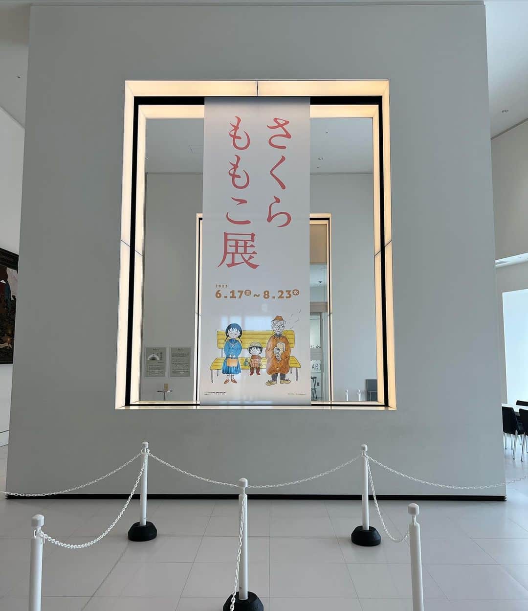 さくらももこスタッフのインスタグラム：「さくらももこ展🌸静岡。 広々とした美術館では、今回も展覧会オリジナルグッズや書籍をたくさんご用意しています！ 会場によってグッズのディスプレイは異なりますが、静岡会場では白い壁の中に一際目立つピンクの壁が😍 キーホルダーやバッジが並ぶ姿が何とも可愛く、思わず写真を撮ってしまいました❣️ 何が出るか盛り上がるちからっ子Tシャツや(スタッフは自分への戒めのような名言でした・笑)、カラフルでキュンとするコジコジスーパーボールなどなど、会場でお気に入りグッズを探してみてくださいね🌈  #さくらももこ #ちびまる子ちゃん #コジコジ #まるコジ #漫画 #アニメ #イラスト #エッセイ #さくらももこ展 #静岡市美術館 #静岡 #オリジナルグッズ」