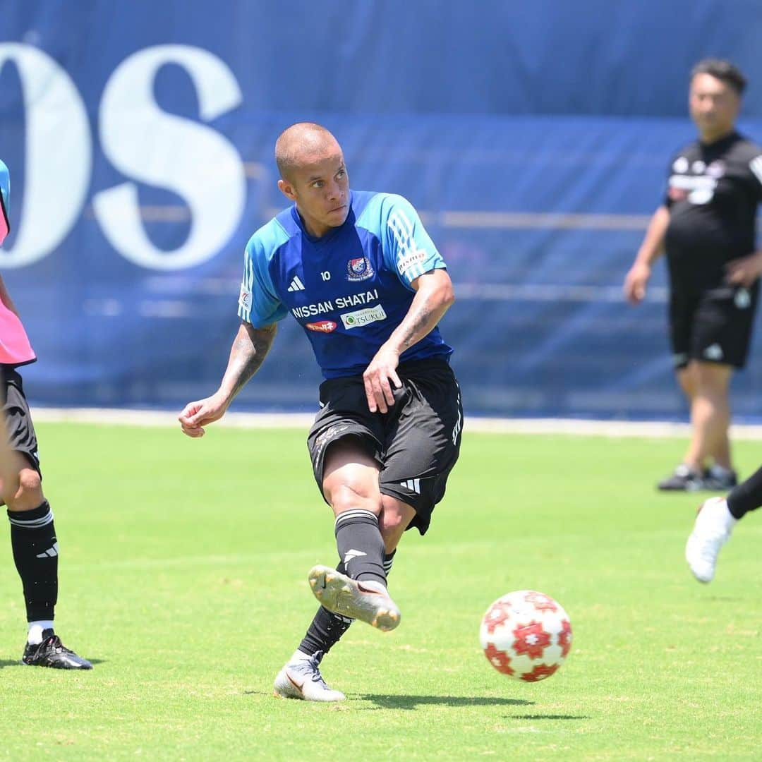 横浜F・マリノスさんのインスタグラム写真 - (横浜F・マリノスInstagram)「Our Number 10 is back to the field🔥👍 #fmarinos #マルコスジュニオール」7月11日 18時32分 - yokohamaf.marinos