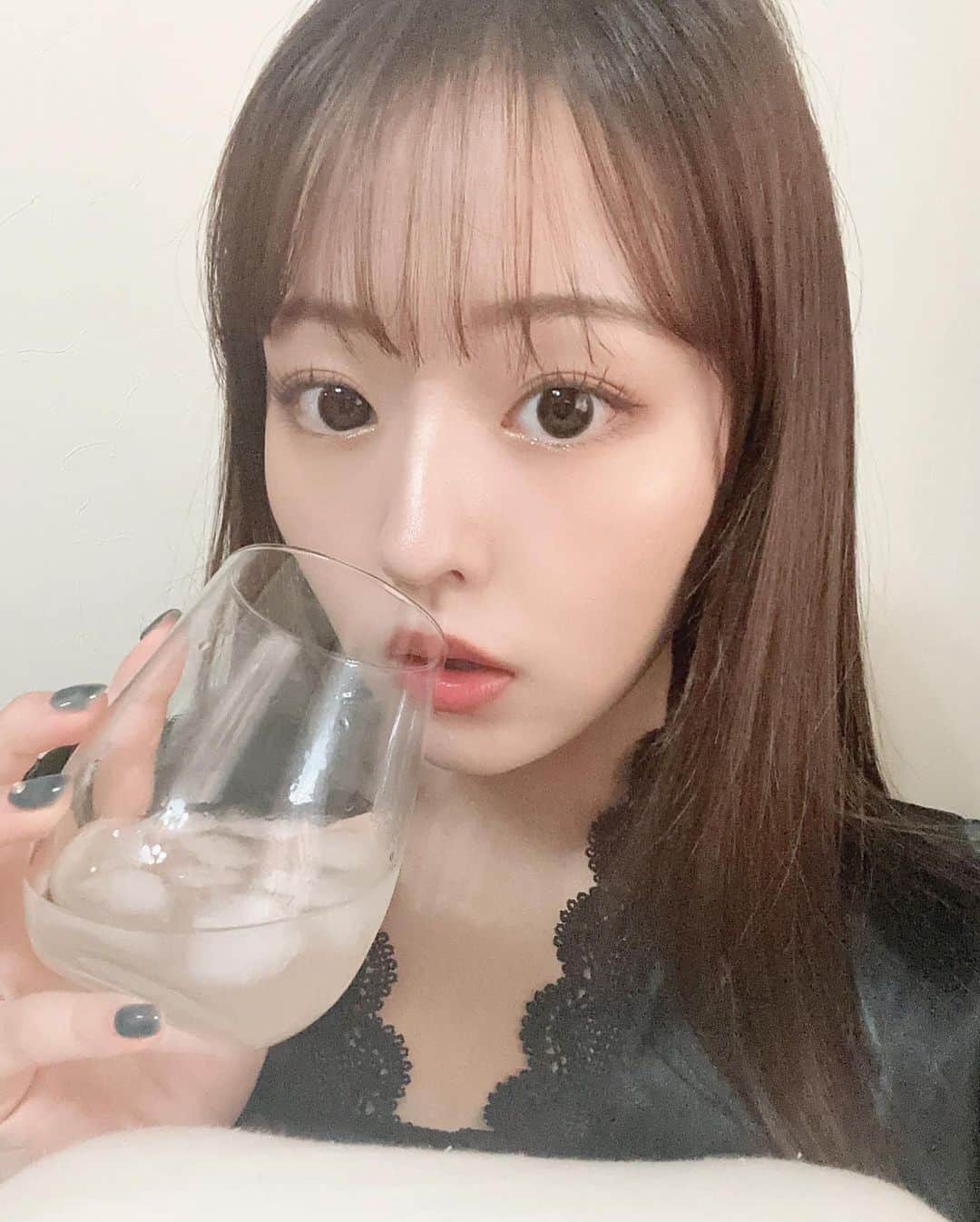 河野まひるのインスタグラム：「りんごジュースにハマりすぎていて、 ついに家でまで飲み始めるまひるさん🍎おいしい。すごく。」