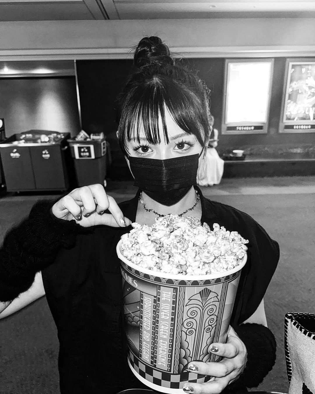 のインスタグラム：「モノクロだとどんな写真でも良い感じの写真になる説…笑  キャラメルポップコーンはキャラメルがついたところをねらって食べました、ごめんなさい🫥笑  #映画 #映画鑑賞 #キャラメルポップコーン」