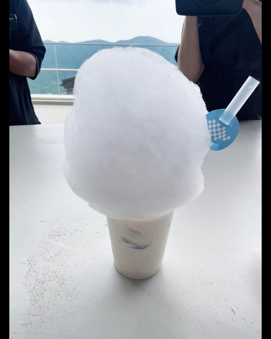 ギャル曽根のインスタグラム：「綿飴がのったドリンク🥤 ミックスジュース🍌🍒🍎🍓 #箱根」