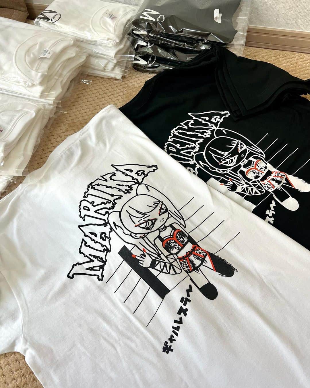 小橋マリカのインスタグラム：「またお絵描きしてこばまりグッズTシャツ新作生み出したよ🇯🇵🧡  ⚪︎サイズはM-2XLまで展開。 ⚪︎定価4,500円(まじTシャツ界の相場でこれ激安だからね🥺) ⚪︎着心地100点満点すぐよれないしっかりした生地感にプロレス会場はもちろんプライベートでも愛用できるデザインにこだわりました💯  地方会場先行販売→7/15長野県信州ガールズ (事前予約制です。TwitterのDM又はmarika_584@yahoo.co.jpまで前日までにサイズと名前と枚数を明記してご連絡ください)  7月18日0時よりこばまり公式通販にて通常販売開始→ https://kovamari.base.shop/ 🛍️ EMS shipping is available! I welcome orders from outside Japan.」