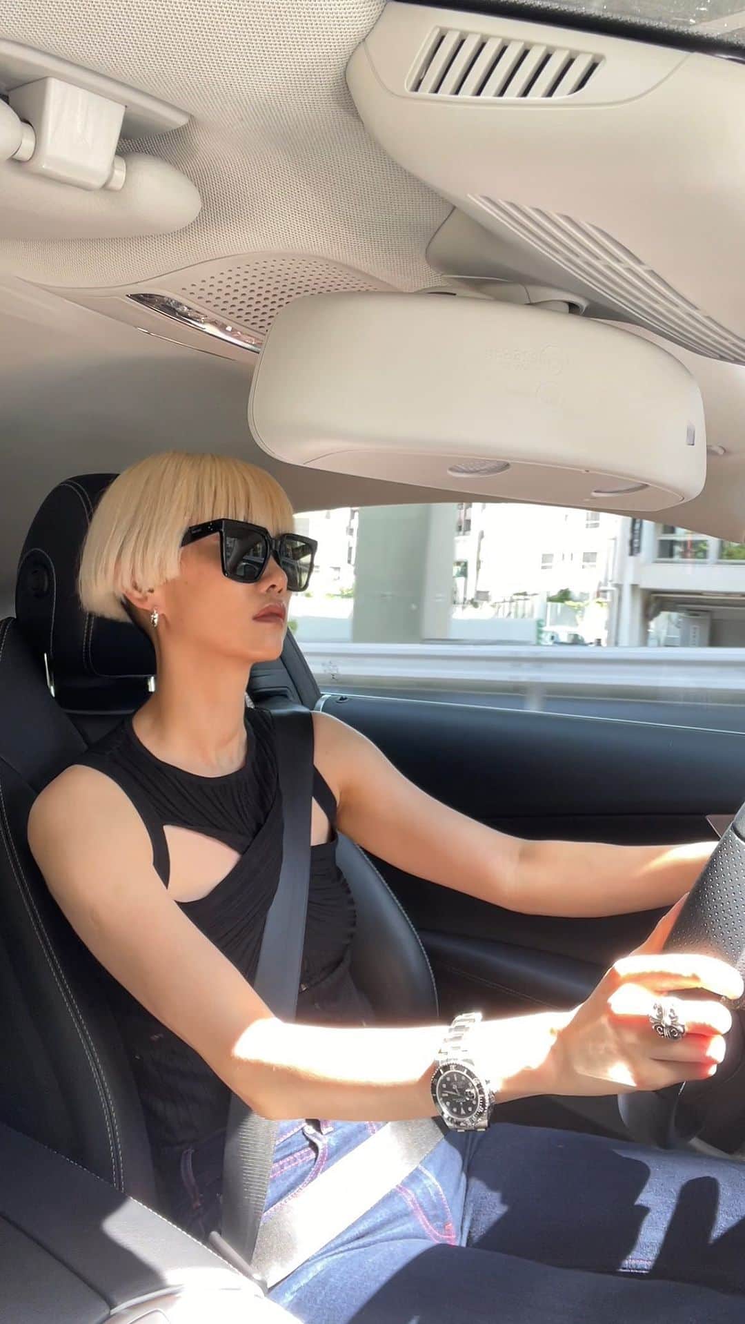 シェンのインスタグラム：「Outfits of the week🚗😎✨」