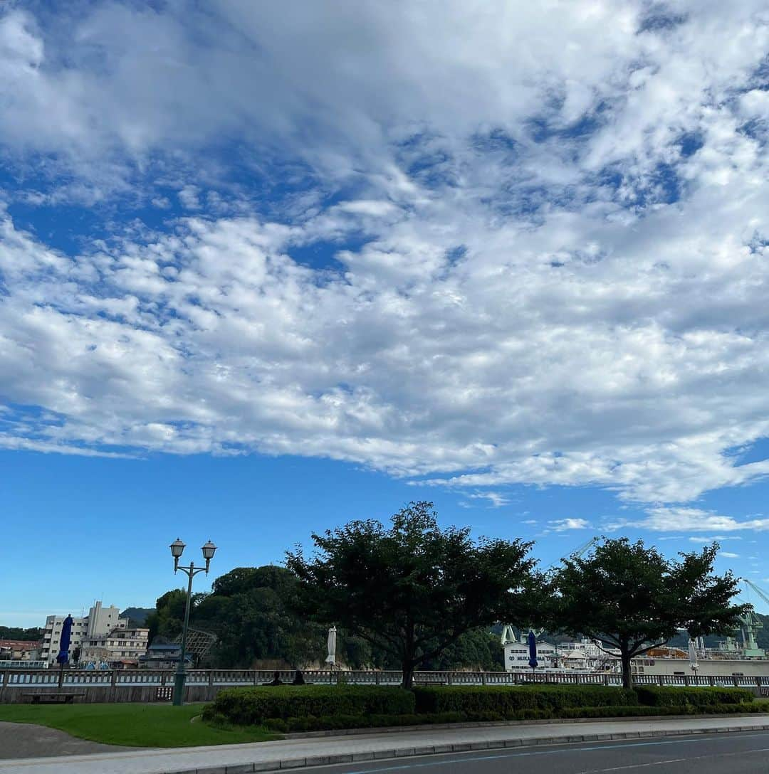 森田恭子さんのインスタグラム写真 - (森田恭子Instagram)「夏がとても苦手なのだけど、ずっと冷房の効いた部屋にいるのもよくないし、少しでも暑さに慣れようと、日傘と水と冷たいタオルと携帯用扇風機を持って外へ。お布団２枚重ねのようなこの空気はいつまで居座るんだろうか。」7月11日 18時41分 - mori_kyon