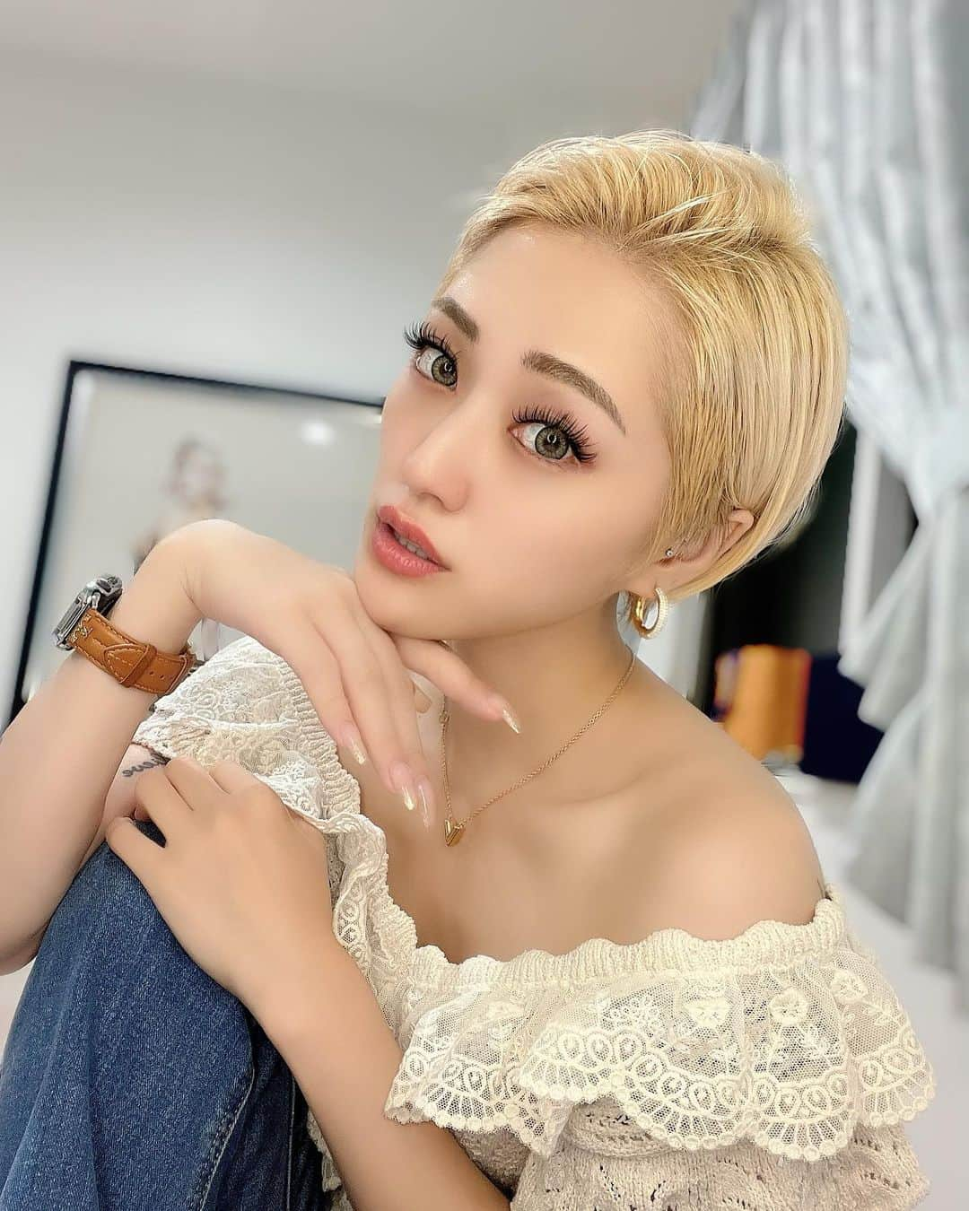 五月千和加さんのインスタグラム写真 - (五月千和加Instagram)「. ヘアメンテしました💇‍♀️💓 まーくん　@masaki4128 に金髪ショート👱🏻にしてもらいました🥰🫶🏻 やっぱりスキ❤️  @ankhcross_ikebukuro   マツエクもしました👀✨ 両目で２４０本ついてます💋  #アンククロス　#金髪ショート　#ショートヘア #ショートカット #金髪女子 #blond #shorthair #ギャル家元　#マツエク　#マツエクデザイン #まつげエクステ #eyelashes #美容　#beauty #haircolor #hairstyle #hairsalon #beautysalon #blondehair #hairfashion」7月11日 18時42分 - satsuki_senwaka