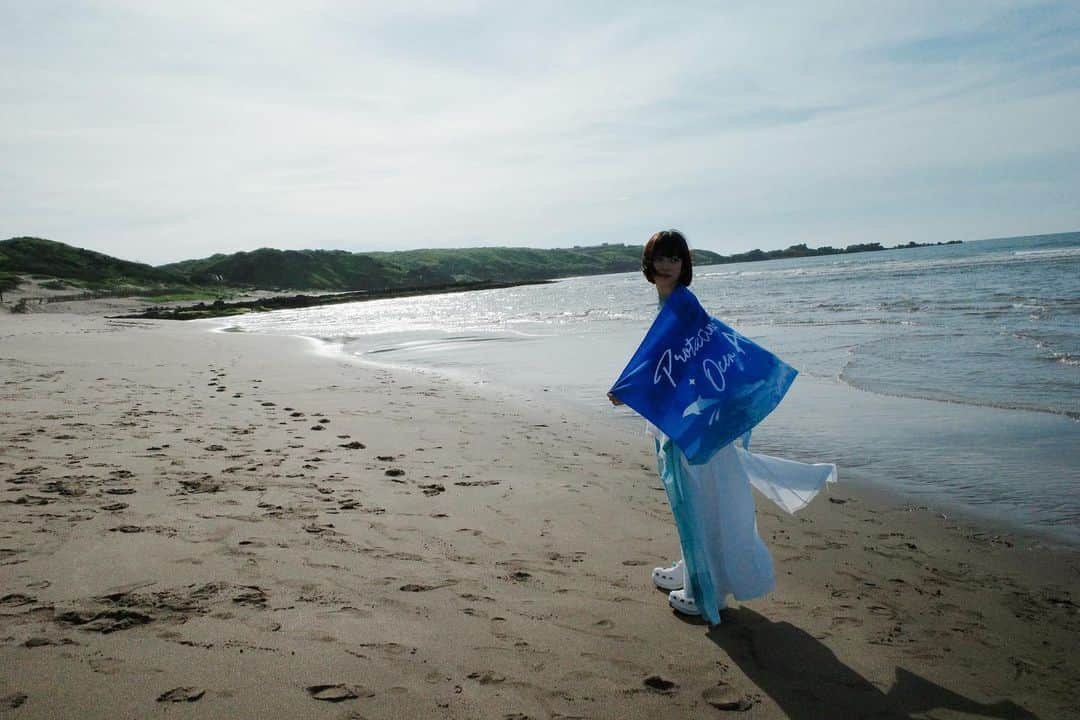 ヤオ・アイニンさんのインスタグラム写真 - (ヤオ・アイニンInstagram)「保護自己也保護海洋🌊🫧✨  今年夏天真的好曬，你們準備好各種防曬了嗎？  🪸 蒂芬妮亞新品海洋友善防曬，有水感跟物理性兩種選擇，減少對珊瑚白化的傷害成分，兩種都好用！那天在海邊曬了一下午，我完全沒紅也沒焦✌🏻  ♻️ 紙盒包裝使用經-SC認證之環保紙材和大豆油墨製成，製造工廠取得LEED 銀級綠色建築記證，可減少30%碳排放量、達到65%節能，「與地球永續共生」，減少雨林傷害。  代言的品牌能夠將愛護環境的心意落實在產品上，真是最幸福的事！  @watsonstaiwan #divinia #純淨友善水感防曬乳 #純淨友善物理性防曬乳   /  special thanks  makeup @chloec_mfbb  hairstyle @jimmy1987909  styling @ifan_wang  photo by #已經太會拍的經紀人菀蓉   /  Top & dress @tantan_studio Shirt @journalstandard.tw Bracelet @apmmonaco Sandals @crocs.tw」7月11日 18時42分 - ipipy20000