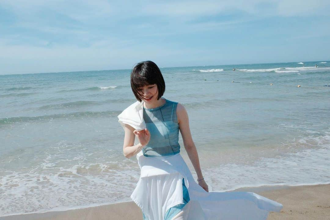 ヤオ・アイニンのインスタグラム：「保護自己也保護海洋🌊🫧✨  今年夏天真的好曬，你們準備好各種防曬了嗎？  🪸 蒂芬妮亞新品海洋友善防曬，有水感跟物理性兩種選擇，減少對珊瑚白化的傷害成分，兩種都好用！那天在海邊曬了一下午，我完全沒紅也沒焦✌🏻  ♻️ 紙盒包裝使用經-SC認證之環保紙材和大豆油墨製成，製造工廠取得LEED 銀級綠色建築記證，可減少30%碳排放量、達到65%節能，「與地球永續共生」，減少雨林傷害。  代言的品牌能夠將愛護環境的心意落實在產品上，真是最幸福的事！  @watsonstaiwan #divinia #純淨友善水感防曬乳 #純淨友善物理性防曬乳   /  special thanks  makeup @chloec_mfbb  hairstyle @jimmy1987909  styling @ifan_wang  photo by #已經太會拍的經紀人菀蓉   /  Top & dress @tantan_studio Shirt @journalstandard.tw Bracelet @apmmonaco Sandals @crocs.tw」