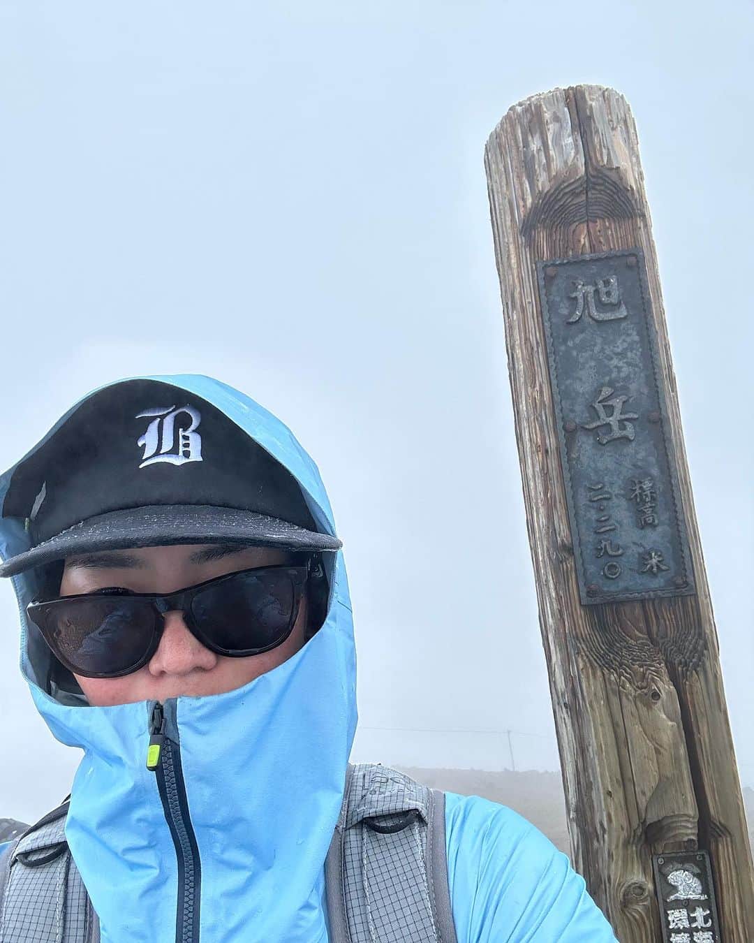 のインスタグラム：「2023.07.11 ⛰️ 旭岳  初旭岳‼︎ 冬の旭岳デビューしてないので、これが本当に初の旭岳でした🏔️😎  ▷記録 (北海道) 旭岳 ［4時間59分］ ⛰️ 2,290m 🧦 11.7km  06:38 旭岳山麓駅 08:01 旭岳石室 09:14 旭岳山頂 10:26 旭岳石室 10:55 姿見駅 11:21 旭岳山麓駅  午後から天候が悪くなる予報だったのですが、朝は晴れてたので、せっかくならと思い、ロープウェイを使わずに下から歩いてみました👣 割とちゃんとした登山道でしたが誰とも会うことなく、熊よけ対策のスピーカー爆音で歌いながら登りました。　 ラスト1時間は視界不良。精神と時の部屋みたいになーんも見えず、ひたすら黙々と登り、結局山頂も見えず、山頂滞在時間2分🫨 下山途中で予報通りの雨と爆風に降られながらも無事姿見駅まで下山。姿見の池は天気も落ち着いてて、満開のチングルマ🏵️をゆっくり見て、最後は文明の機器に頼ってサクッとロープウェイ下山。 おつかれ山でした🙇🏻‍♀️  #旭岳 #北海道 #旭川 #登山女子 #スノーボード女子 #バートン登山部(仮)」
