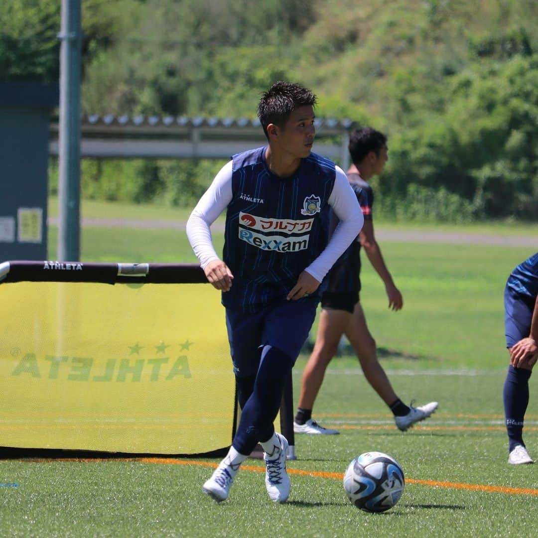 カマタマーレ讃岐さんのインスタグラム写真 - (カマタマーレ讃岐Instagram)「Today's training⚽  暑さに負けず✊ハードワーク🔥  #下川太陽 #高橋尚紀 #武下智哉 #森本ヒマン #金井貢史 #今村勇介  #カマタマーレ讃岐  7/15（土）#テゲバジャーロ宮崎 戦 お得な前売りチケット発売中👇 https://jleague-ticket.jp/club/km/」7月11日 18時45分 - kamatama_kouhou