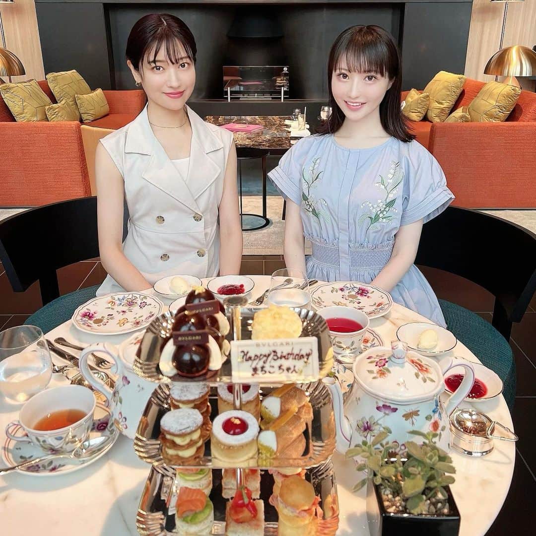 Machikoさんのインスタグラム写真 - (MachikoInstagram)「毎年ありがとう❤️🎂 @miiimi.sa  行ってみたかったブルガリホテルさんで お祝いしてくれました🫐🧁🫖 美味しかったし食器や内装も素敵でした🥰」7月11日 18時45分 - machiko.06