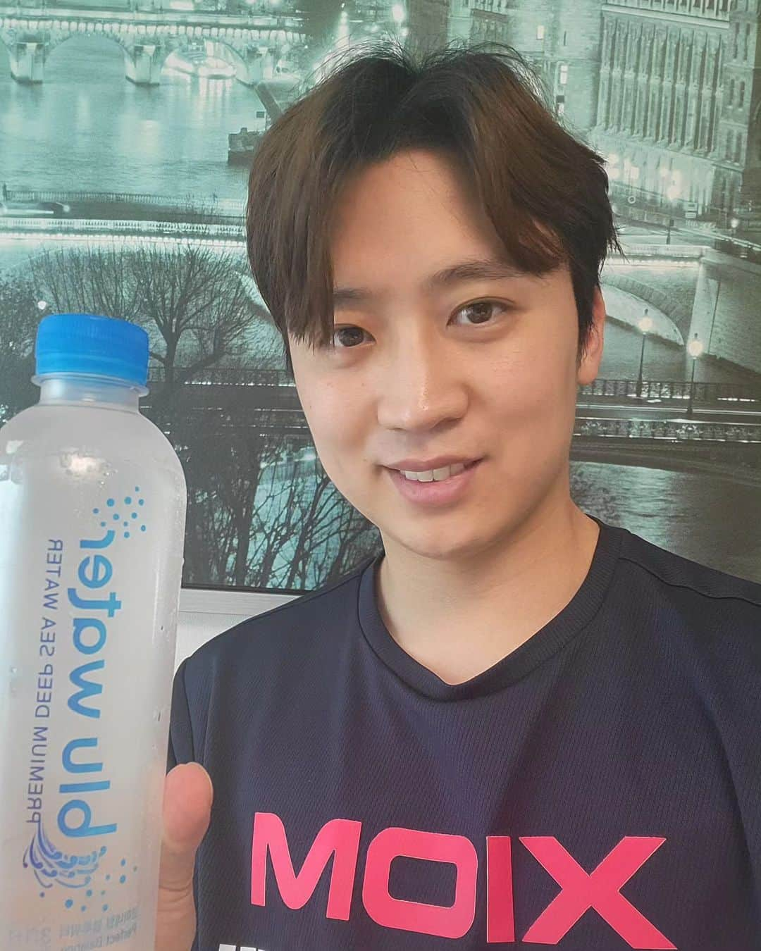 鄭栄植のインスタグラム：「1년째 마시고 있는 고미네랄워터🥛🧊 #bluwater#블루워터#해양심층수블루워터#건강한미네랄워터#xiom#정영식」