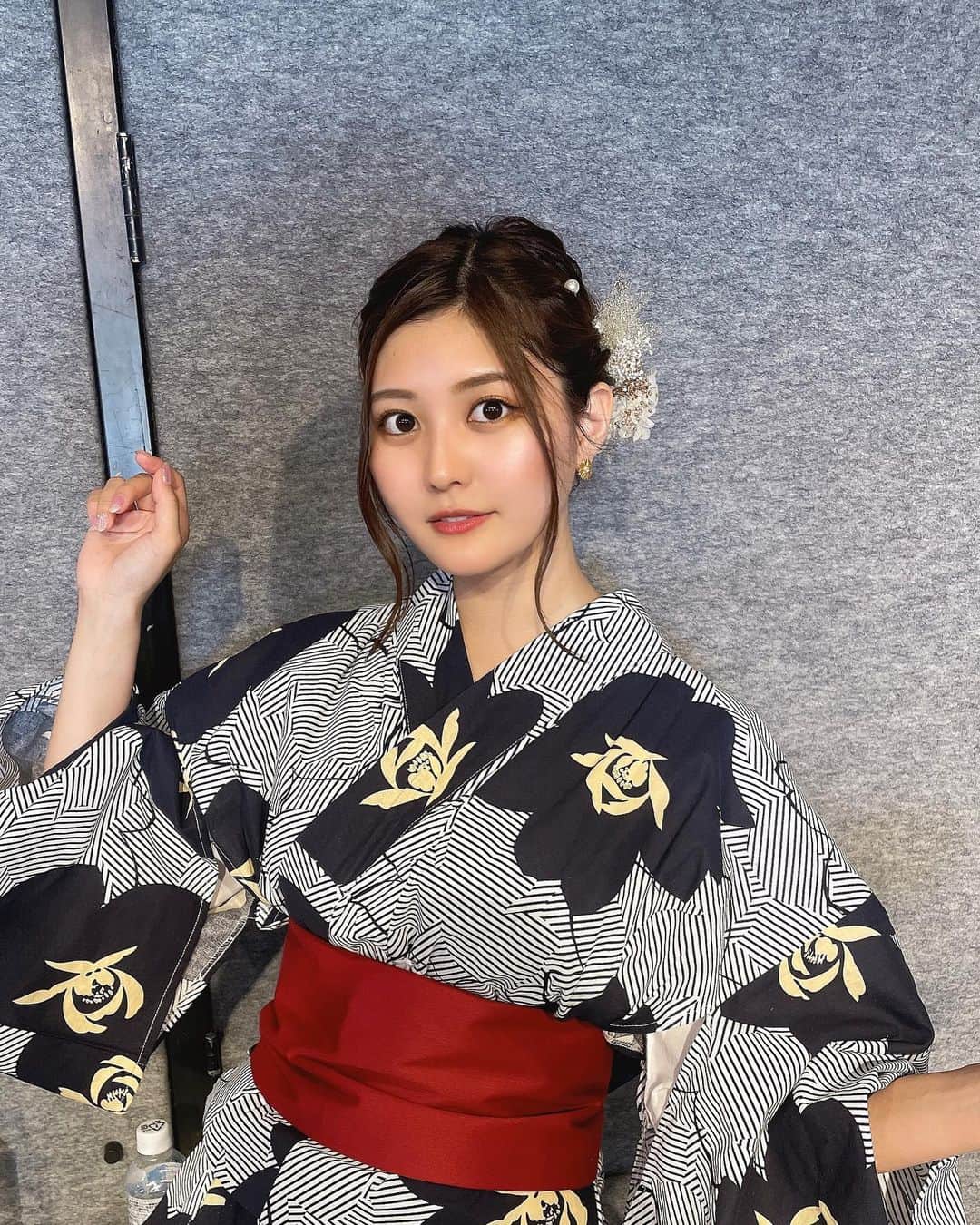 林ゆめのインスタグラム：「今年初浴衣☺️🫶🏻 プライベートで浴衣着たことはほぼないけど毎年お仕事で着てる！ 動き回りすぎて帯がぐちゃぐちゃになっちゃったけど。笑笑  最近暑すぎるからみんな体調気をつけてね🥺」