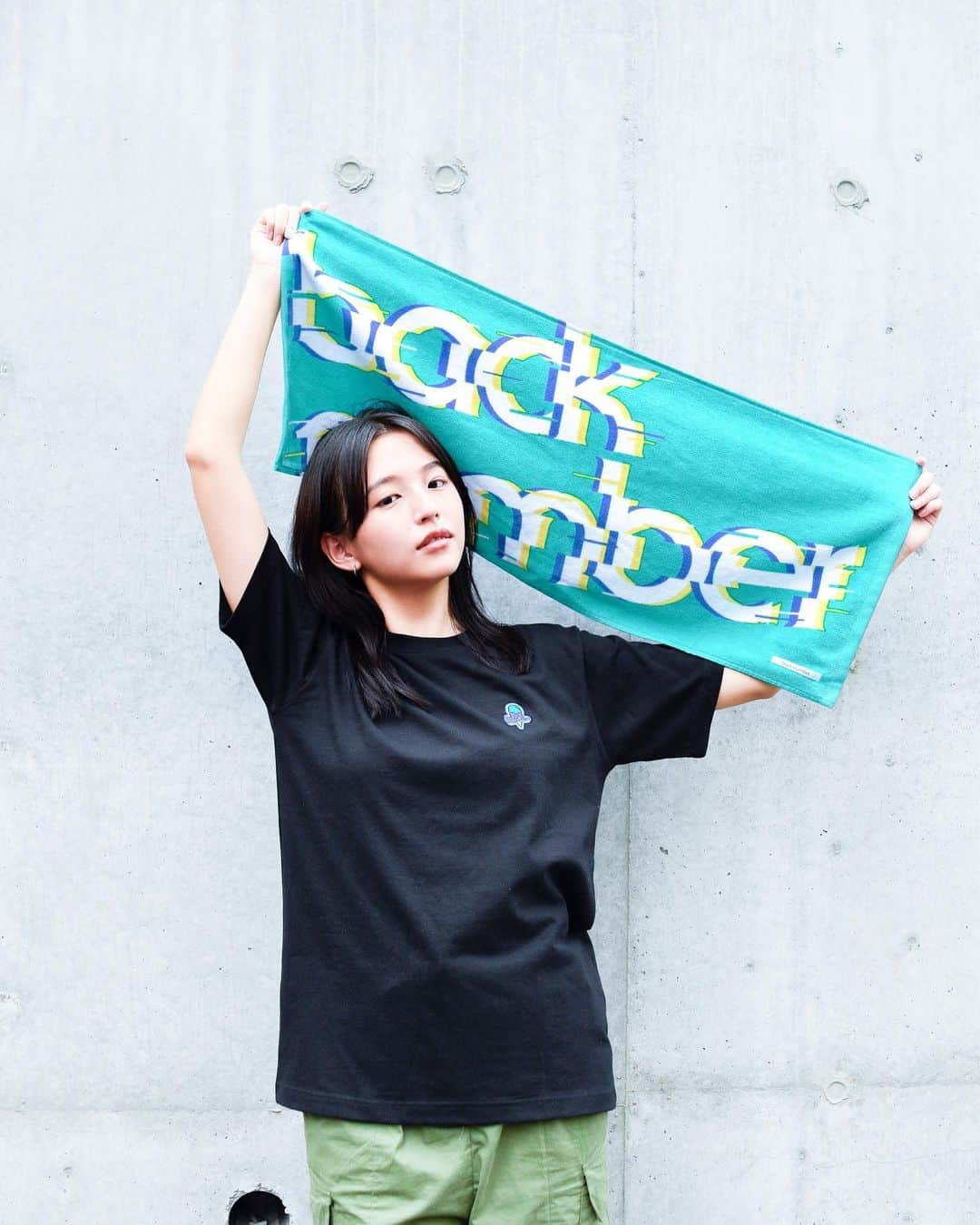 朱里のインスタグラム：「back number( @back_number_official )さんの ”in your humor tour 2023"ツアーグッズlookに引き続き、2023 summer goods LOOKに出演させていただきました◎ 是非ご覧ください☺︎  #backnumber  #backnumberSS23merch」