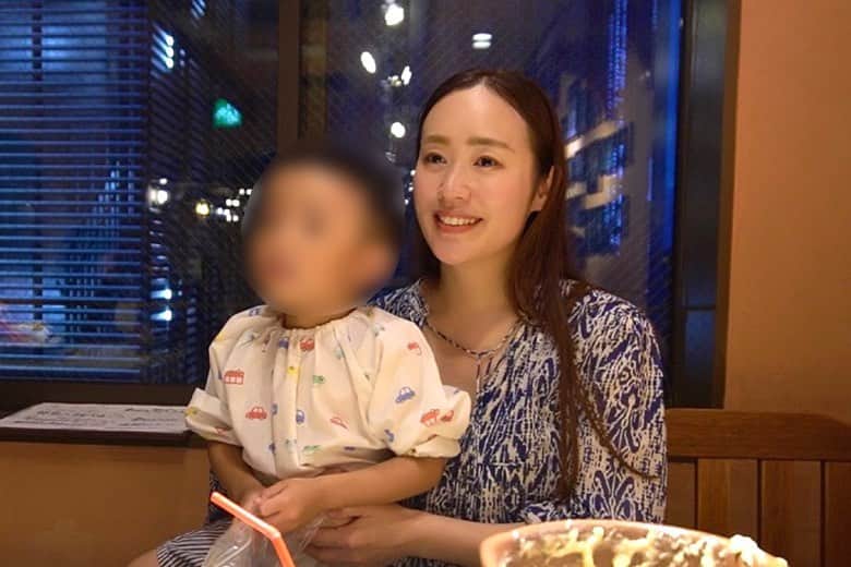 sayumi katoさんのインスタグラム写真 - (sayumi katoInstagram)「昨日は結婚記念日🕊️ 7月10日の納豆の日ネバ〜 ⁡ 2枚目の写真は毎年贈っているメッセージカード。 主人からは、私の好きなアールグレイとグミと、ケーキのプレゼント。 私もカード以外にプレゼント用意すれば良かった😂🙏🏻 ⁡ ⁡ ちなみに1枚目の写真は、記念日ディナーではなく、なんでもない日に食事に行った時の写真です😂 ⁡ 素敵生演奏を聴いていたのだけど、「音が大きい」と演奏者ご本人を前に耳を塞ぐのやめてくれ🥹 (音に敏感な息子👦🏻) ⁡ ⁡ 今まで色々あったけど、9年目もよろしくね☺️🌿 ⁡ ⁡ #結婚記念日 #納豆の日」7月11日 19時00分 - say_ume