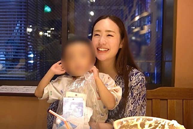 sayumi katoさんのインスタグラム写真 - (sayumi katoInstagram)「昨日は結婚記念日🕊️ 7月10日の納豆の日ネバ〜 ⁡ 2枚目の写真は毎年贈っているメッセージカード。 主人からは、私の好きなアールグレイとグミと、ケーキのプレゼント。 私もカード以外にプレゼント用意すれば良かった😂🙏🏻 ⁡ ⁡ ちなみに1枚目の写真は、記念日ディナーではなく、なんでもない日に食事に行った時の写真です😂 ⁡ 素敵生演奏を聴いていたのだけど、「音が大きい」と演奏者ご本人を前に耳を塞ぐのやめてくれ🥹 (音に敏感な息子👦🏻) ⁡ ⁡ 今まで色々あったけど、9年目もよろしくね☺️🌿 ⁡ ⁡ #結婚記念日 #納豆の日」7月11日 19時00分 - say_ume