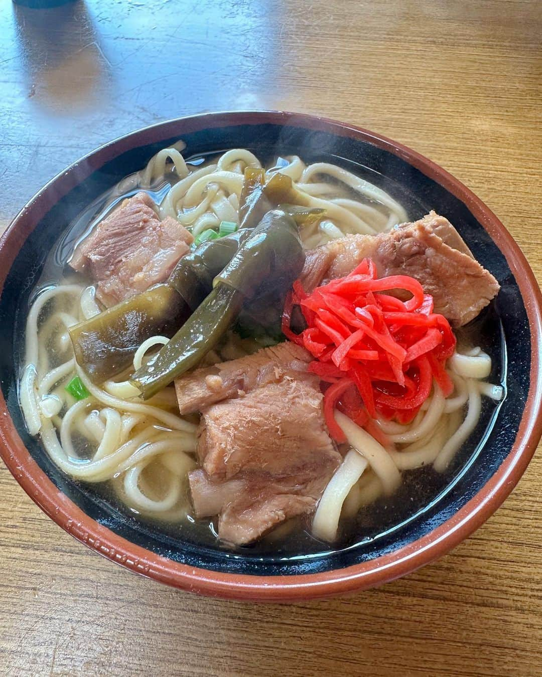 石井奏美さんのインスタグラム写真 - (石井奏美Instagram)「ロケ合間のごはんシリーズ🍜 🌺沖縄編🌺  地元の人にオススメしてもらった 「宮里そば」のソーキそば  甘辛い骨付き肉を食べて、あっさりしたスープを飲むと最高の味に✨  店内はうどん店に似ていて香川県民はなんだか落ち着きました。笑  #沖縄#沖縄グルメ#沖縄そば#ソーキそば#香川#アナウンサー#okinawa#japan#japantrip」7月11日 18時53分 - ishii_kanami