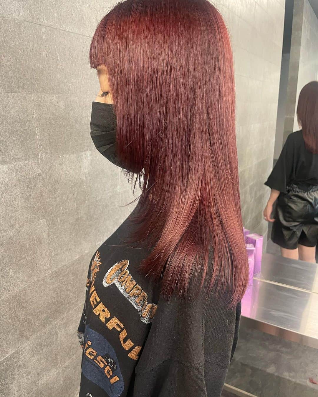 YUMIKOのインスタグラム：「レイヤー✂︎ そして最近人気なred ちょっとチェリーよりの赤が可愛いです  ちなみにビカクストレートもしてます 夏もわってふくらんでしまう方に オススメです  #札幌美容師#札幌美容室#白髪ぼかし  #결혼식#헤어#미용실#イルミナカラー#イルミニスト#2023トレンド#髪質改善#ハイライト#札幌カット#札幌ママ#レイヤーカット」
