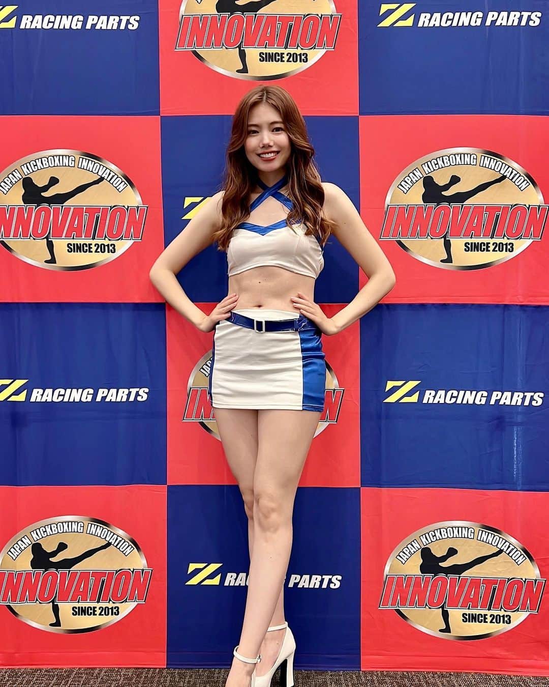 のインスタグラム：「思い出の場所でラウンドガール👯‍♀️  今回も選手の方々の魂のぶつかり合いに心を打たれました✨ 思い返せばラウンドガールデビューから早一年。 人生の大きな転機を迎え、激動の一年でしたが ラウンドガールの経験やそこでつながったご縁を通して 自分のやりたいこと、純粋に楽しいと思えるものに 気づくことができました！  色んな環境の変化に悩んだ悩んだ時期もありましたが 振り返ると全部に意味があったと思えます🌱  今ある道が全てではないし、このステージがゴールではないので 次なる野望に向けてより良い一年にするっ✊🏻  最後のは待機中の気が抜けてるオフショ🫣 普段と顔が違ってお気に入り笑  @skill_kickboxing ありがとうございます🥊  #会社員ラウンドガール #ラウンドガール #格闘技好き #キックボクシング #boxing #roundgirl #モデル #model」