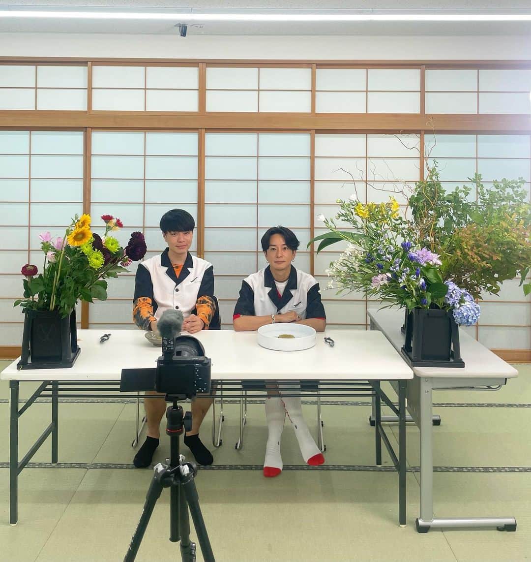 奈良裕也のインスタグラム：「今日は撮影で初めての花道✂️💐 講師は越智先生w @ochiyasutaka  作品名は　清涼見返り美人🎐W 🩵 中々上手くできたと思う どうかな⁉️ #花道」