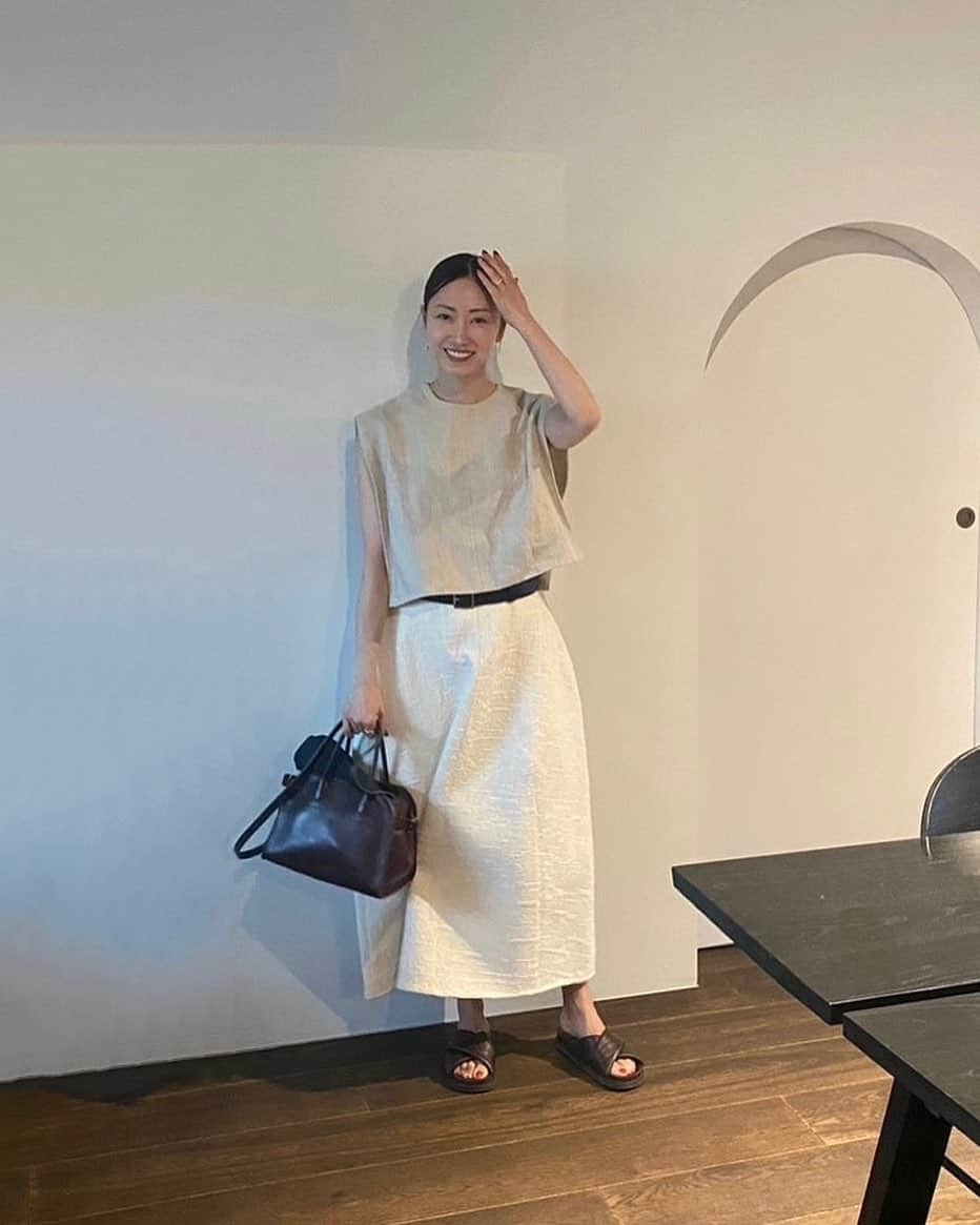大塚良子のインスタグラム：「#ootd  Tops.. @hyke_official  Skirt.. @stunninglure  Belt, Bag.. @therow @therowcollection  #outfit #streetstyle #fashion  #summerstyle #kyoto」