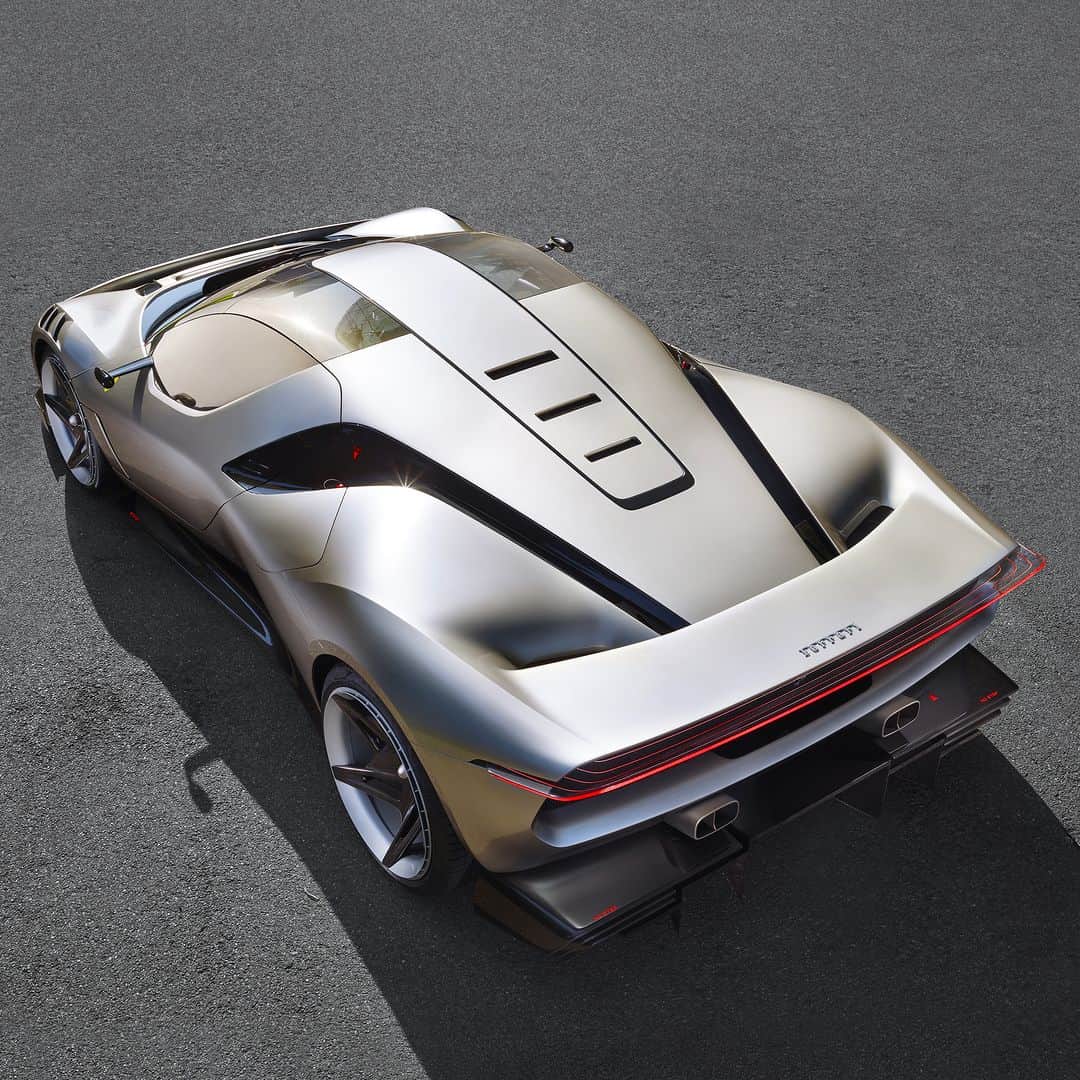 のインスタグラム：「大胆で過激なビジョンを形にした Ferrari KC23。 競技以外のサーキット走行に特化して設計され、画期的なエアロダイナミクス、モーター駆動のエア・インテーク、堂々たるリアウィングを誇る。 この #FerrariOneOff のユニークなモデルは、フェラーリ488 GT3 Evo 2020のプラットフォームをベースに、、2種類の構成を備え、エレガンスとピュアなフォルムを印象づけると共に、フェラーリのレーシングカーならではのスポーティーさも強調。 ガラス面さえデザイン理念の影響を受けて、ボディワークとシームレスに一体化し美的魅力を高め、明らかに航空技術から生まれたドームという印象。 一体感に満ちた美しさと魅惑的なゴールド・マーキュリーのカラーリングをまとった外観は、 #FerrariKC23 が独自性の本質を体現する、唯一無二の傑作。  #Ferrari #フェラーリ #LuxuryLifestyle #LuxuryCars #CarLifestyle #Ferraristi #ラグジュアリーカー #新車発表」