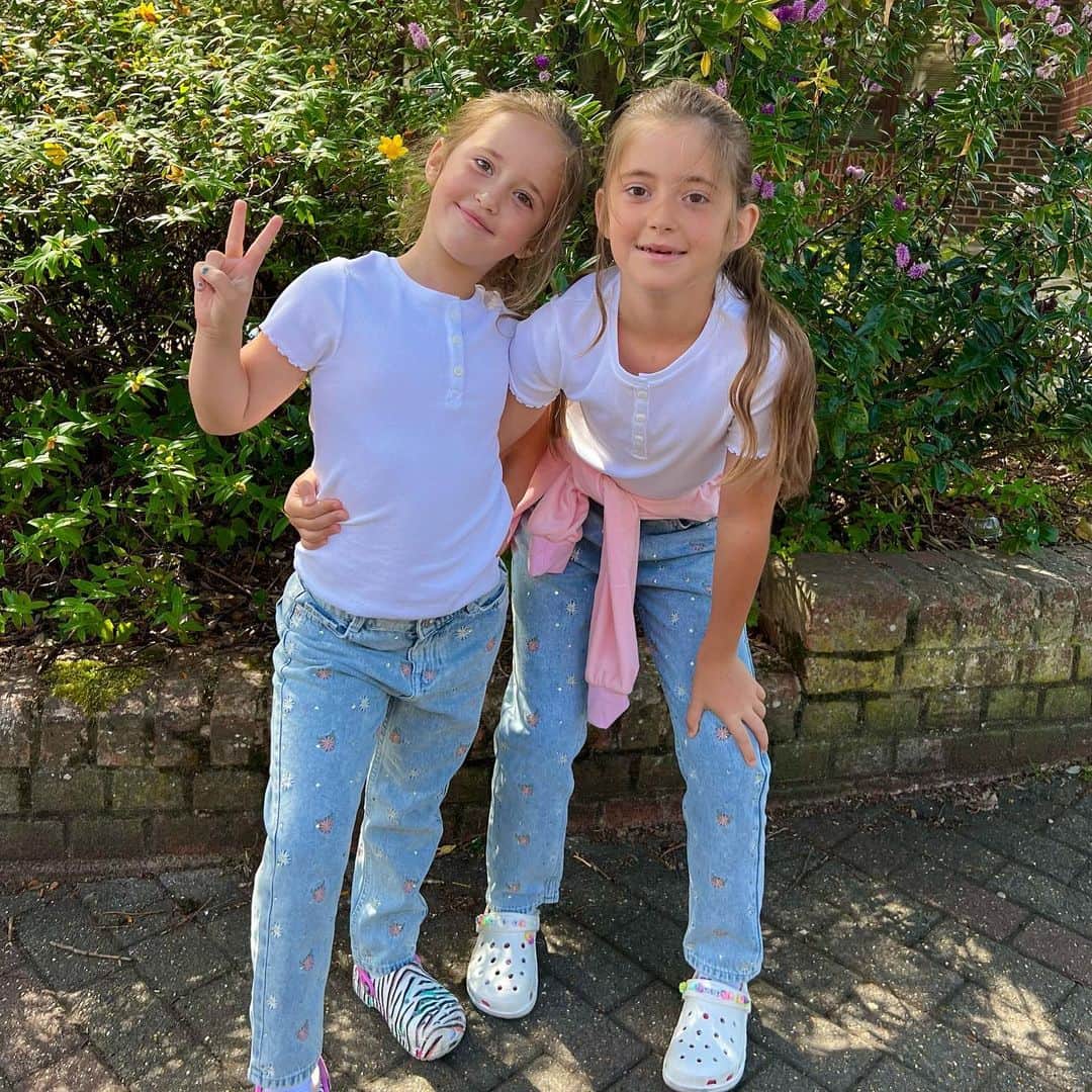 のインスタグラム：「My beautiful girls 💖 Had a lovely sleep over in daddy’s bed last night, been to the cafe, now off to get their nails done 😄💖 they’re excited to get their brother from school today & take him football training 😊 growing up way too quick!! ❤️」