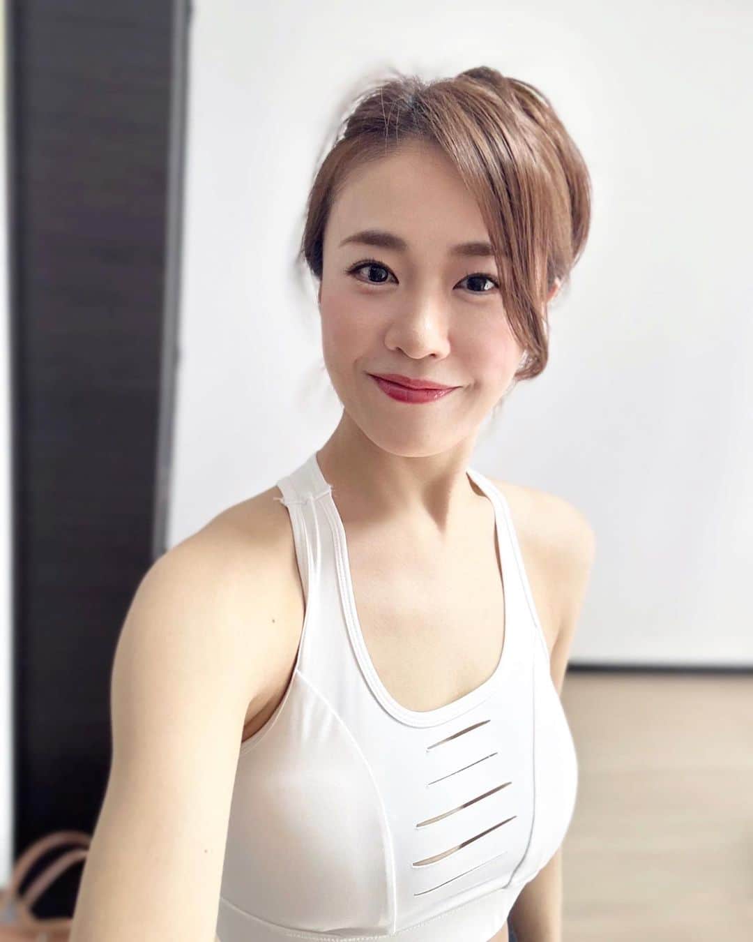 しろまっするのインスタグラム：「･ Start your mornings the right way 🏋️‍♂️🧘‍♀️✨️  優先順位、トレーニング(笑)  #fitnesslifestyle #workoutathome #fitness #morningworkout #朝トレ #家トレ #しろまっする」