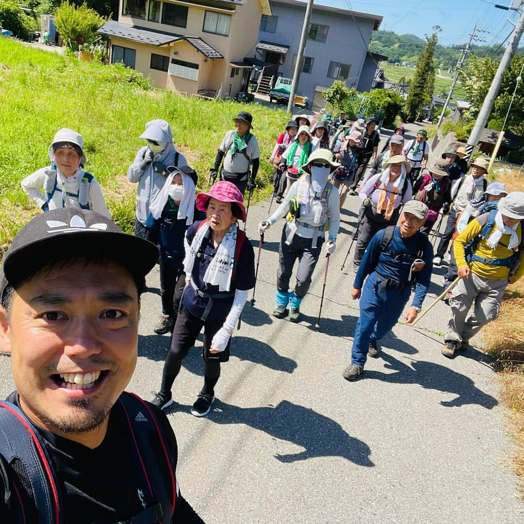 片山真人さんのインスタグラム写真 - (片山真人Instagram)「【ガチャスタグラム 仕事篇】  先日、山雅ファミリーのみんなと山へ⛰️ 善光寺街道ウォーキングイベント🛣️🚶 めっちゃ暑かったけどやっぱ楽しい時間😊  #トラビスジャパン 主催イベント✨ #善光寺街道 を歩くイベント🚶‍♀️🚶 ※洗馬宿〜善光寺までを全8回で歩くイベント👍 #古道 を歩くやつ‼️ 今回、4回目4️⃣ #峠 越えの難コース🏞️ #13 kmの行程‼️ #会田宿 から#乱橋宿 超えて西条まで🚶 #快晴 朝9時くらいに松本市四賀を出発していざ筑北村は西条のゴールを目指して💨  歩いたことない場所を歩くのはいろんな発見とか出会いとかがあっておもろい⤴️  #石碑 🪨 #石仏 🪦 #山道 ⛰️  ※最初の写真みたいに絶景も多数あった✨ 松本の#グランドキャニオン ⁉️  #岩井堂 弘法大師ゆかりの霊場❕ #立峠 はなかなか登ったなー💦 #石畳 の有名な道も👍 #物種太郎塚✨  昼はみんなで弁当🍱食って、いろんな話もした😊  みんなで楽しく歩いた旅やった🤝  今回は、鹿🦌、イノシシ🐗、熊🐻、蛇🐍等は出んかった‼️  出たのは、タケノコとワラビ、ほんで笑顔でした😃😏  #片山真人 #ガチャ 旅の盛り上げ隊🙋‍♂️ #相棒 と共に🧑‍🦯  この後実は、セレソン長野の試合行って110分フル出場しました😇笑  #まだまだ 元気💪⚽️  この善光寺街道ウォーキングイベントはあと4回開催👍  詳細は#松本山雅fc ホームページへ🛜  てか歩くのオモロい😆⤴️  #一歩一歩 前へ💨 #ちいさなことからコツコツと 👍 #積小為大 ✨  今週もガンガン盛り上げ隊頑張るで⤴️  #ホーム 連戦⚽️⚽️ #連勝 や🔥🔥  #onesoul ☝️」7月11日 19時01分 - gachastagram.11