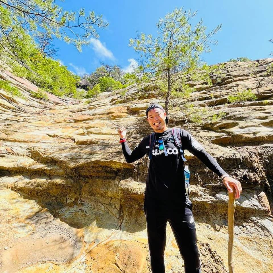 片山真人のインスタグラム：「【ガチャスタグラム 仕事篇】  先日、山雅ファミリーのみんなと山へ⛰️ 善光寺街道ウォーキングイベント🛣️🚶 めっちゃ暑かったけどやっぱ楽しい時間😊  #トラビスジャパン 主催イベント✨ #善光寺街道 を歩くイベント🚶‍♀️🚶 ※洗馬宿〜善光寺までを全8回で歩くイベント👍 #古道 を歩くやつ‼️ 今回、4回目4️⃣ #峠 越えの難コース🏞️ #13 kmの行程‼️ #会田宿 から#乱橋宿 超えて西条まで🚶 #快晴 朝9時くらいに松本市四賀を出発していざ筑北村は西条のゴールを目指して💨  歩いたことない場所を歩くのはいろんな発見とか出会いとかがあっておもろい⤴️  #石碑 🪨 #石仏 🪦 #山道 ⛰️  ※最初の写真みたいに絶景も多数あった✨ 松本の#グランドキャニオン ⁉️  #岩井堂 弘法大師ゆかりの霊場❕ #立峠 はなかなか登ったなー💦 #石畳 の有名な道も👍 #物種太郎塚✨  昼はみんなで弁当🍱食って、いろんな話もした😊  みんなで楽しく歩いた旅やった🤝  今回は、鹿🦌、イノシシ🐗、熊🐻、蛇🐍等は出んかった‼️  出たのは、タケノコとワラビ、ほんで笑顔でした😃😏  #片山真人 #ガチャ 旅の盛り上げ隊🙋‍♂️ #相棒 と共に🧑‍🦯  この後実は、セレソン長野の試合行って110分フル出場しました😇笑  #まだまだ 元気💪⚽️  この善光寺街道ウォーキングイベントはあと4回開催👍  詳細は#松本山雅fc ホームページへ🛜  てか歩くのオモロい😆⤴️  #一歩一歩 前へ💨 #ちいさなことからコツコツと 👍 #積小為大 ✨  今週もガンガン盛り上げ隊頑張るで⤴️  #ホーム 連戦⚽️⚽️ #連勝 や🔥🔥  #onesoul ☝️」