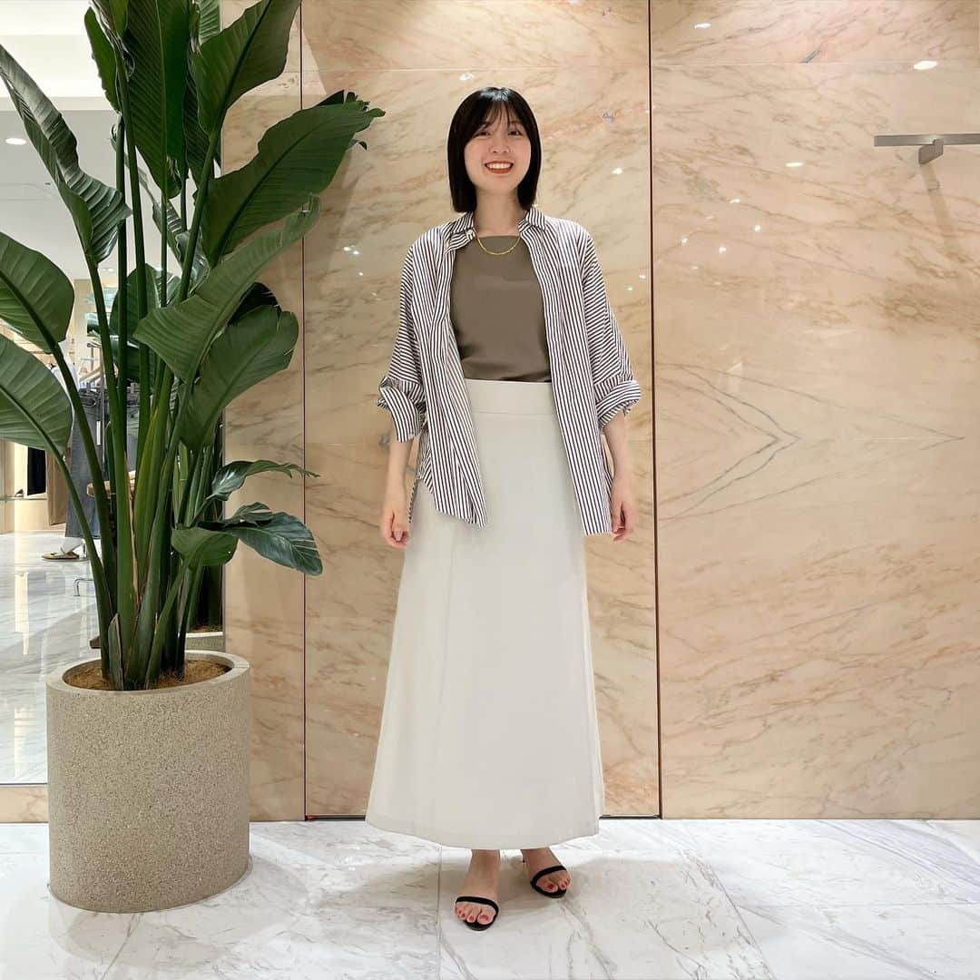 デミルクス ビームス 新宿のインスタグラム：「. 【🌞リアル出勤服🌼】  staff: 山田 @_chrymd_   ≪POINT🙆‍♀️≫----------- あまりにも外が暑いので、出勤時の暑さ対策と室内の冷房対策が両方叶うスタイルにしました。  AK+1 のロングスカートは、ハイウエストでスタイル良く見せてくれます◎ ----------------------------  AK+1 @ak1_beams  ピンタックロングスカート ¥20,900- No. 64-27-0096-126  MARIA BLACK Gemma ネックレス ¥26,400- No. 64-42-0320-169 . . 【《保存ボタン》を押して頂くと、気になる商品を後から見返すことができます◎是非お試しください🥰】  #demiluxebeams #demiluxebeams_shinjuku  #デミルクスビームス #BEAMS #ビームス」