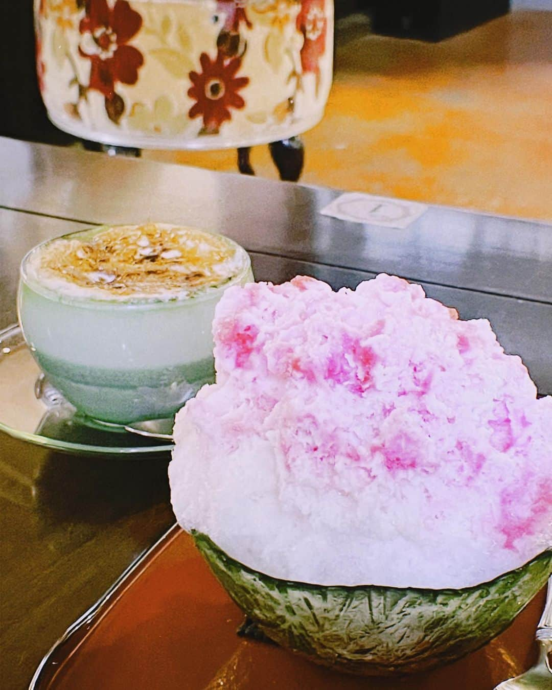 星乃あんなのインスタグラム：「* 今日も暑かったねー🥵   前に食べたかき氷🍧 また食べたいな🤤        #かき氷  #いちごみるく  #レトロ喫茶」