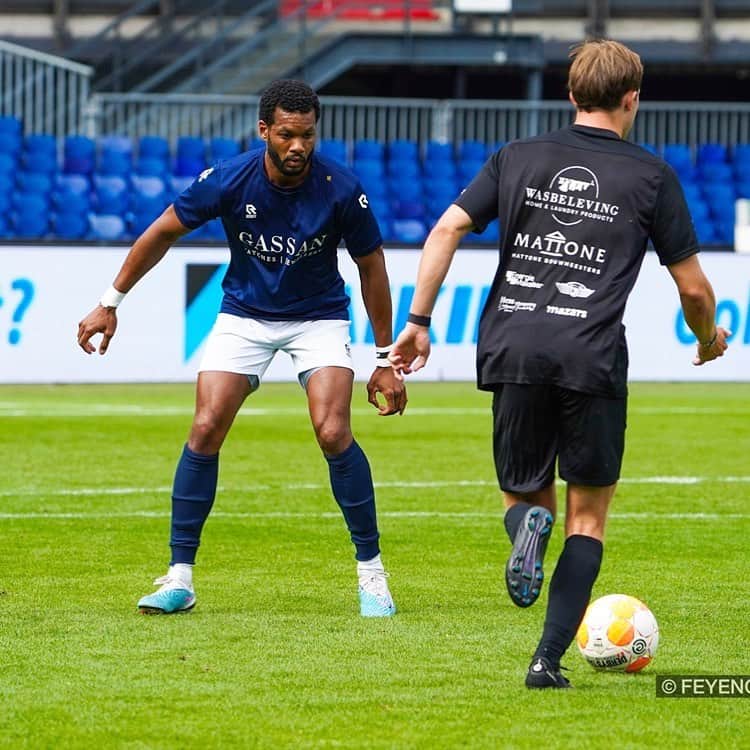 カルフィン・ヨン・ア・ピンのインスタグラム：「Still loving the game ⚽️ = ❤️」