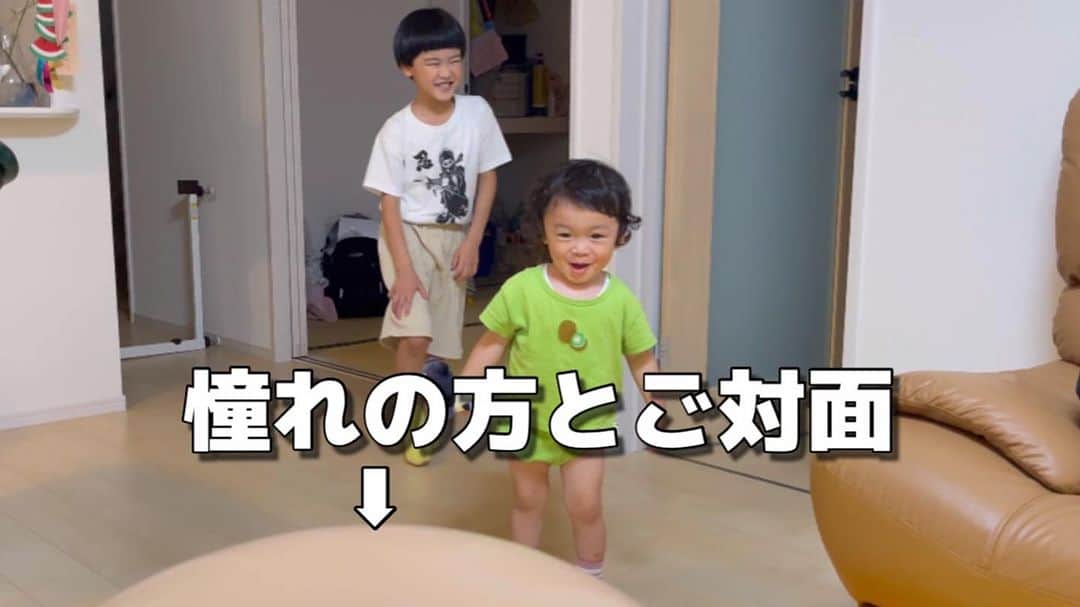 山脇充のインスタグラム：「1歳児の丸が憧れの方と初対面しました😭 なんと身長は同じくらいでした。  #YouTube #やまわきくん家 #1歳 #6歳 #兄弟」