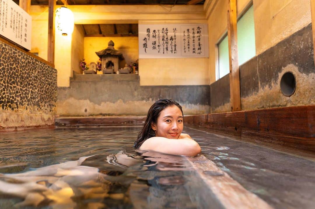 園都さんのインスタグラム写真 - (園都Instagram)「大分県九重にある「寒の地獄温泉」。  寒の地獄の冷泉の話は数年前からととのえ親方が、ここの冷泉水風呂には凄いから絶対入ってほしい！と言ってた！  サウナはないのに日本一の水風呂？！  サウナはないけどいつか行きたいと思っていた温泉宿に、  7月にTTNEプロデュースのサウナがオープンするということですぐに大分へ！  冷泉横に新しく誕生するサウナ 名付けて「暖の地獄サウナ」  サウナからではなく水風呂から。 13℃の冷泉水風呂に3分間使ってくださいと言われて、汗もかいてないけど、キンキンの冷泉に浸かってみた。  入ってすぐに「あ、無理かも」思ったけど、1分超えたあたりからだんだん刺激を感じなくなり身体が楽になってきた。3分後にはとてつもなくクリアな状態でまるで生き返った感覚でした！  ほんとに不思議。    寒い地獄の霊泉（冷泉）に負けない”地獄のようにアツアツのサウナ” 暖の地獄から、寒の地獄へ、そして最後は外気浴で天国へ。  最強の温冷を味わいました。  1分間に2㌧の冷泉を噴き続け、二つの大きな石造りの浴槽に滔々と溢れている。  世界一贅沢で美しくてキレイな水風呂。奇跡の水風呂。 （隣にある飲用水口からガブガブ飲めるよ、胃腸にとても効果的だって）  一年で夏の3ヶ月しか入れなかったレアな冷泉が、これからは通年営業になったよ、サウナありがとう。 これで秋冬もこの美しい冷泉水風呂を体験できる！  そして今「暖の地獄サウナ」をつくるプロジェクトのクラウドファンディング中です。残り4日となりました！一緒に温泉宿をサウナで盛り上げよう、そしてみんなで骨の髄まで冷やしてみよう！！！  ちなみに温泉は、宿のお父さんが冷泉を加熱するために朝から夜まで薪で温めていた。そんな愛のこもった温泉に入れて幸せだな〜って、ほっこりしました。  その後に囲炉裏を囲んで美味しいサ飯。もう食べれないよ〜ってくらいのおもてなしなので、サウナでお腹を空かせてね。後は寝るだけ。  １週間くらい滞在したかったな。笑  旅館  @kannojigoku   produce  @ttne_official  @totonoeoyakata  @saunashisho   photo @onsencam   #寒の地獄温泉 #暖の地獄サウナ #サ旅 #ttne #saunner #sauna #japansauna」7月12日 0時41分 - miyakosono_official