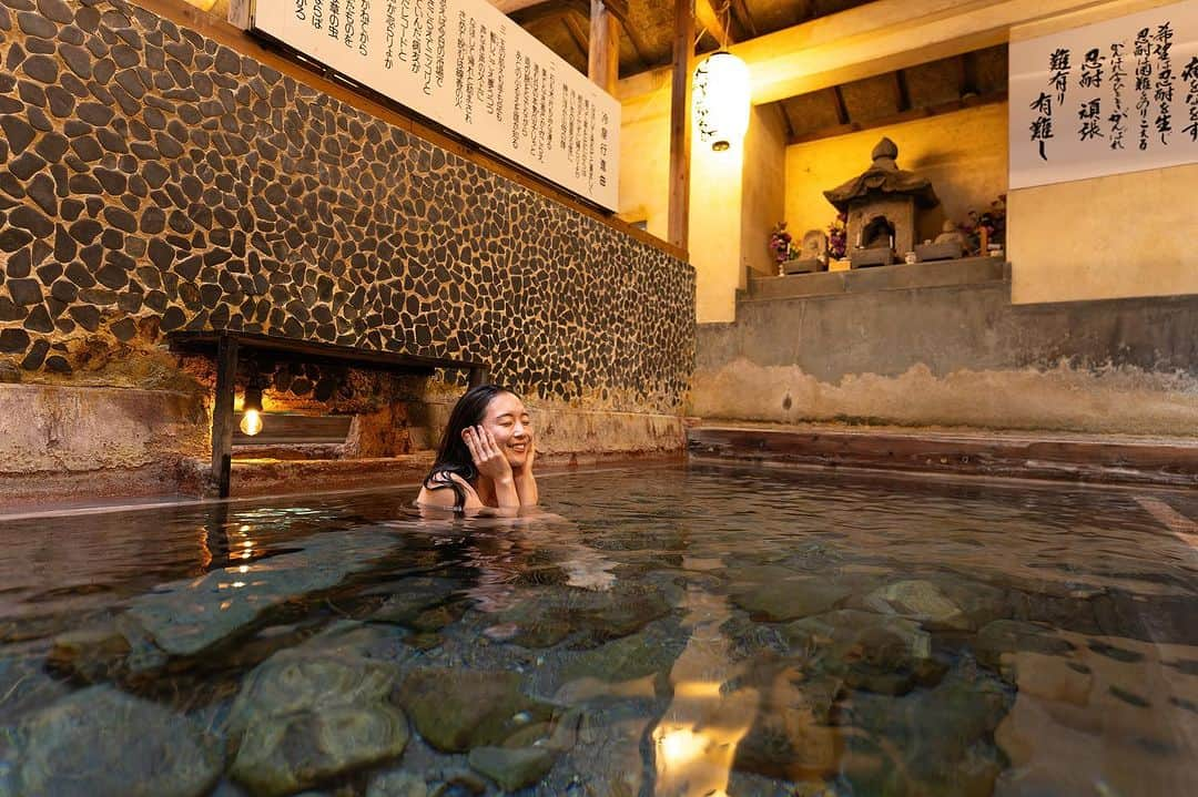 園都さんのインスタグラム写真 - (園都Instagram)「大分県九重にある「寒の地獄温泉」。  寒の地獄の冷泉の話は数年前からととのえ親方が、ここの冷泉水風呂には凄いから絶対入ってほしい！と言ってた！  サウナはないのに日本一の水風呂？！  サウナはないけどいつか行きたいと思っていた温泉宿に、  7月にTTNEプロデュースのサウナがオープンするということですぐに大分へ！  冷泉横に新しく誕生するサウナ 名付けて「暖の地獄サウナ」  サウナからではなく水風呂から。 13℃の冷泉水風呂に3分間使ってくださいと言われて、汗もかいてないけど、キンキンの冷泉に浸かってみた。  入ってすぐに「あ、無理かも」思ったけど、1分超えたあたりからだんだん刺激を感じなくなり身体が楽になってきた。3分後にはとてつもなくクリアな状態でまるで生き返った感覚でした！  ほんとに不思議。    寒い地獄の霊泉（冷泉）に負けない”地獄のようにアツアツのサウナ” 暖の地獄から、寒の地獄へ、そして最後は外気浴で天国へ。  最強の温冷を味わいました。  1分間に2㌧の冷泉を噴き続け、二つの大きな石造りの浴槽に滔々と溢れている。  世界一贅沢で美しくてキレイな水風呂。奇跡の水風呂。 （隣にある飲用水口からガブガブ飲めるよ、胃腸にとても効果的だって）  一年で夏の3ヶ月しか入れなかったレアな冷泉が、これからは通年営業になったよ、サウナありがとう。 これで秋冬もこの美しい冷泉水風呂を体験できる！  そして今「暖の地獄サウナ」をつくるプロジェクトのクラウドファンディング中です。残り4日となりました！一緒に温泉宿をサウナで盛り上げよう、そしてみんなで骨の髄まで冷やしてみよう！！！  ちなみに温泉は、宿のお父さんが冷泉を加熱するために朝から夜まで薪で温めていた。そんな愛のこもった温泉に入れて幸せだな〜って、ほっこりしました。  その後に囲炉裏を囲んで美味しいサ飯。もう食べれないよ〜ってくらいのおもてなしなので、サウナでお腹を空かせてね。後は寝るだけ。  １週間くらい滞在したかったな。笑  旅館  @kannojigoku   produce  @ttne_official  @totonoeoyakata  @saunashisho   photo @onsencam   #寒の地獄温泉 #暖の地獄サウナ #サ旅 #ttne #saunner #sauna #japansauna」7月12日 0時41分 - miyakosono_official