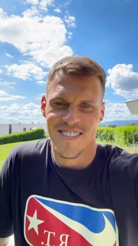 のインスタグラム：「⌛️⏰ Martin Škrtel pozýva na 100-ročnicový zápas Spartaka proti slávnej Valencii 😍 LÍSTKY V PREDPREDAJI 👉🏼 bit.ly/100-rocnicovy-zapas-VSTUPENKY 👈🏼 alebo cez link v BIO či na webe Maxiticket.sk  🗓 22.7. by nemal na Štadióne Antona Malatinského chýbať žiadny červeno-čierny fanúšik 🔴⚫️ Oslavy 100. výročia klubu pokračujú, vezmite všetkých známych, fanúšikov športu, futbalu a poďme si spoločne užiť výnimočný večer, na ktorý sa bude ešte minimálne 100 rokov spomínať 🫶🏼🎉   Privítame súpera, ktorý má za sebou v klubovej histórii úspechy nemalých rozmerov, slávna Valencia C.F 🇪🇸  #FCST #FCST1923 #MartinSkrtel #Skrtel」