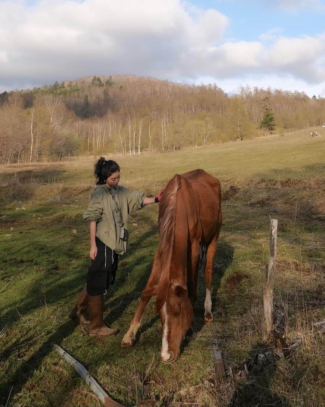 yuikoのインスタグラム：「GWに行った北海道のVLOGをyoutubeにアップ🐎 (プロフィールのyoutubeハイライトからみれるよ @arab_hidaka   北海道にいるおじいちゃんを訪ねた娘2人のファミリーフィルム、な仕上がりに🎞 またすぐ会いに行くね👴🏽」