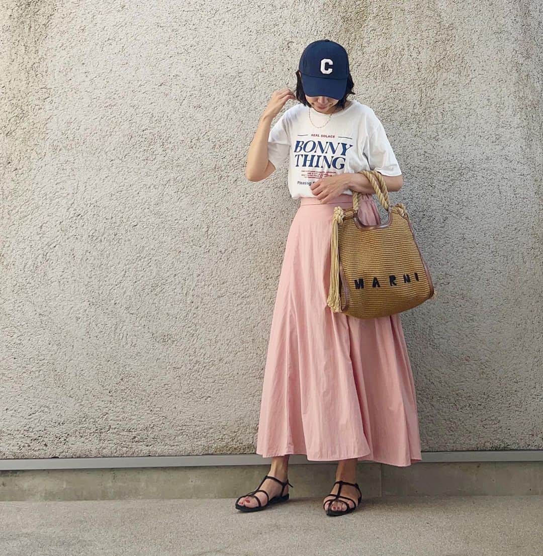 のインスタグラム：「暑い🫠  #スカートコーデ  #ピンクコーデ #キャップコーデ  #ロゴtシャツ  #ロゴt  #今日の服 #シンプルコーデ #大人カジュアル #シンプルコーデ #岡山スタイリスト #岡山アパレルデザイン #大人カジュアルコーデ #骨格ナチュラル #おしゃれさんと繋がりたい #アラフォーファッション #きれいめカジュアル #きれいめコーデ」