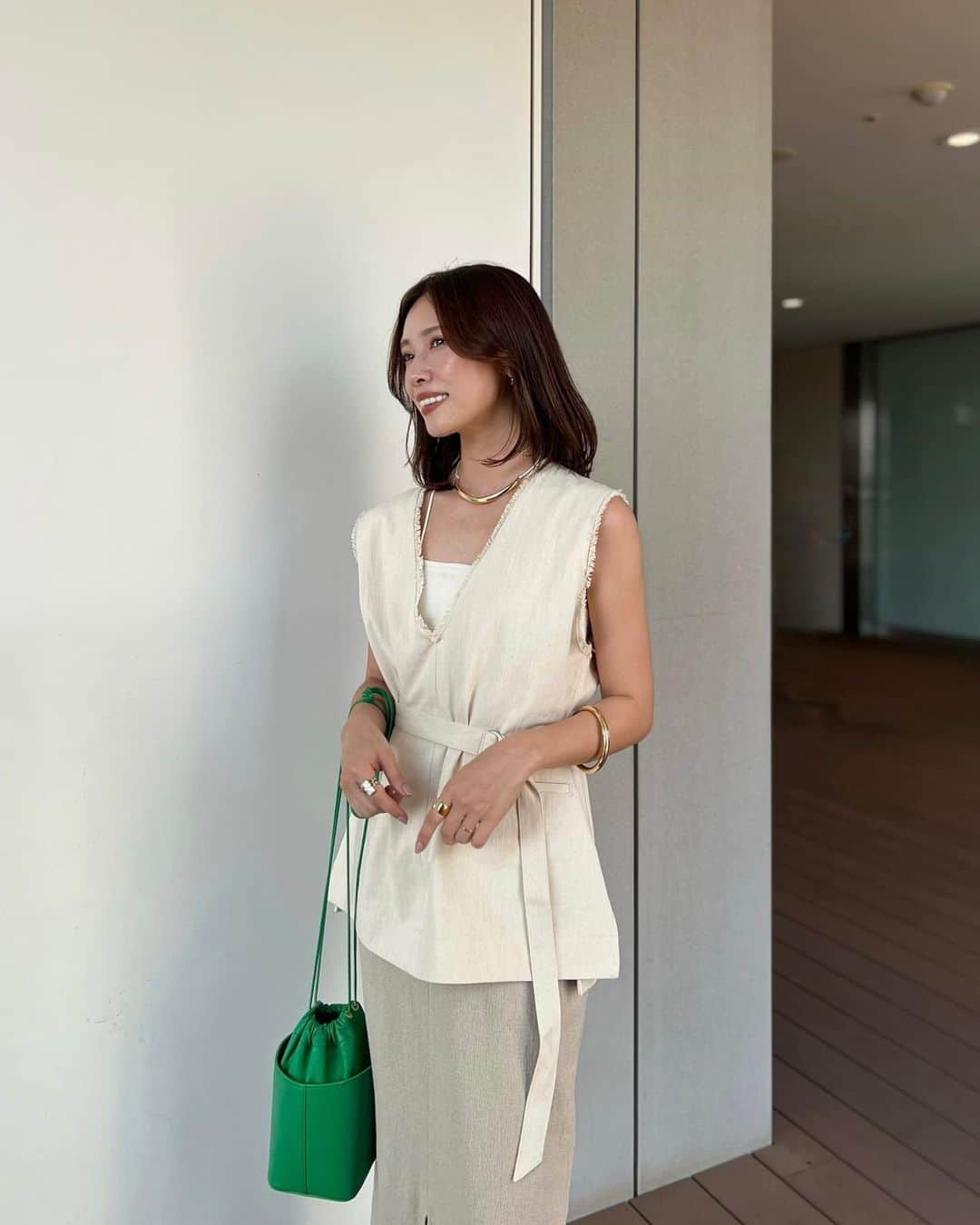 石黒美帆のインスタグラム：「. 暑い一日だった‥！🫠 ワントーンコーデだった日. ⁡ vest #credona  skirt #micaanddeal sandal#mirem accessory#seadsmara  ウエストが絞れるの骨格ウェーブにはありがたい〜！ ⁡ ⁡ お料理教室はすっかり夏らしいテーブルに🌿 まだ今月のレッスン始まったばかりみたいなので お料理はストーリーの方に載せますね🐒 ⁡ ⁡」